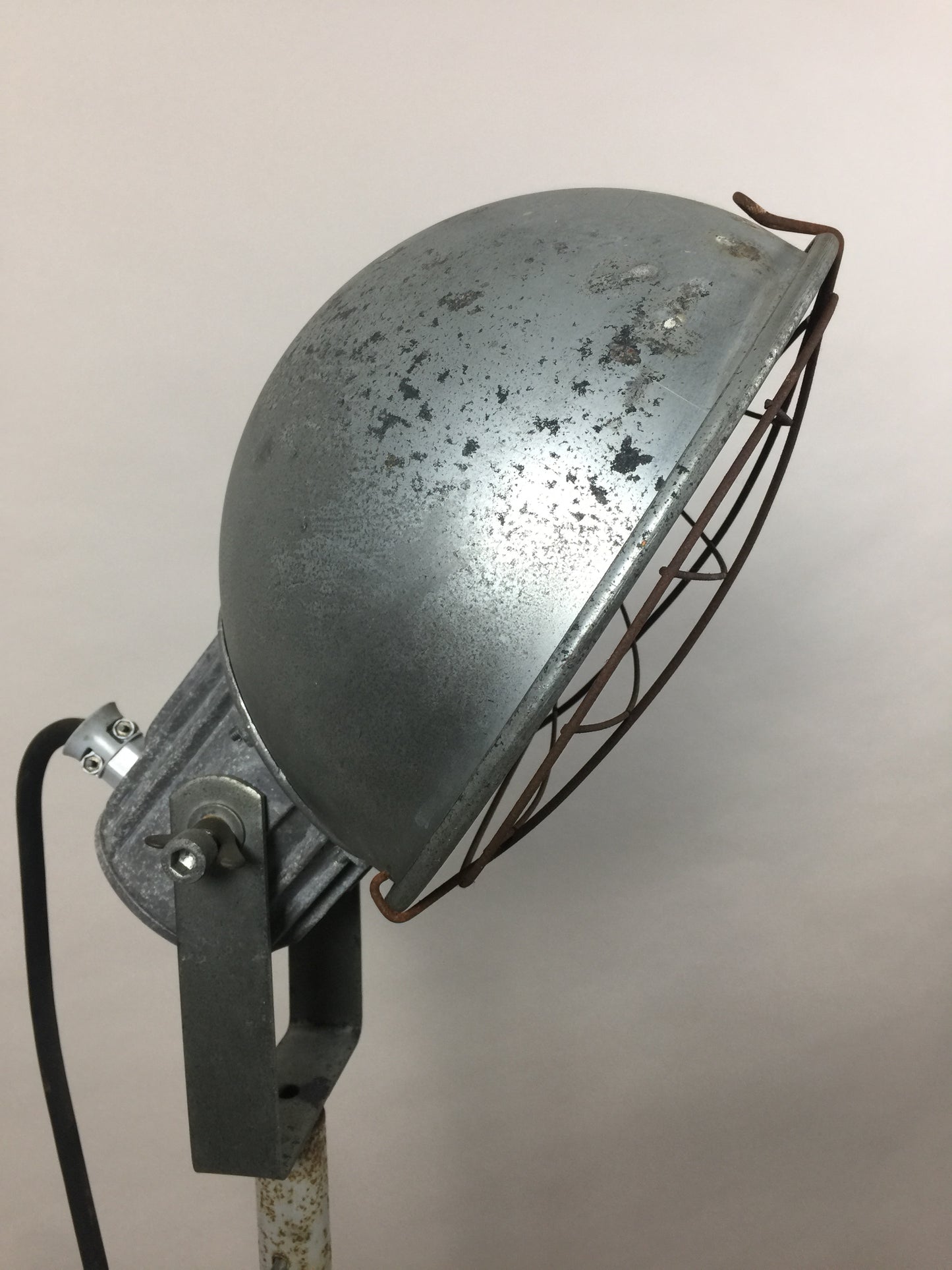 Industriel og rå gulvlampe