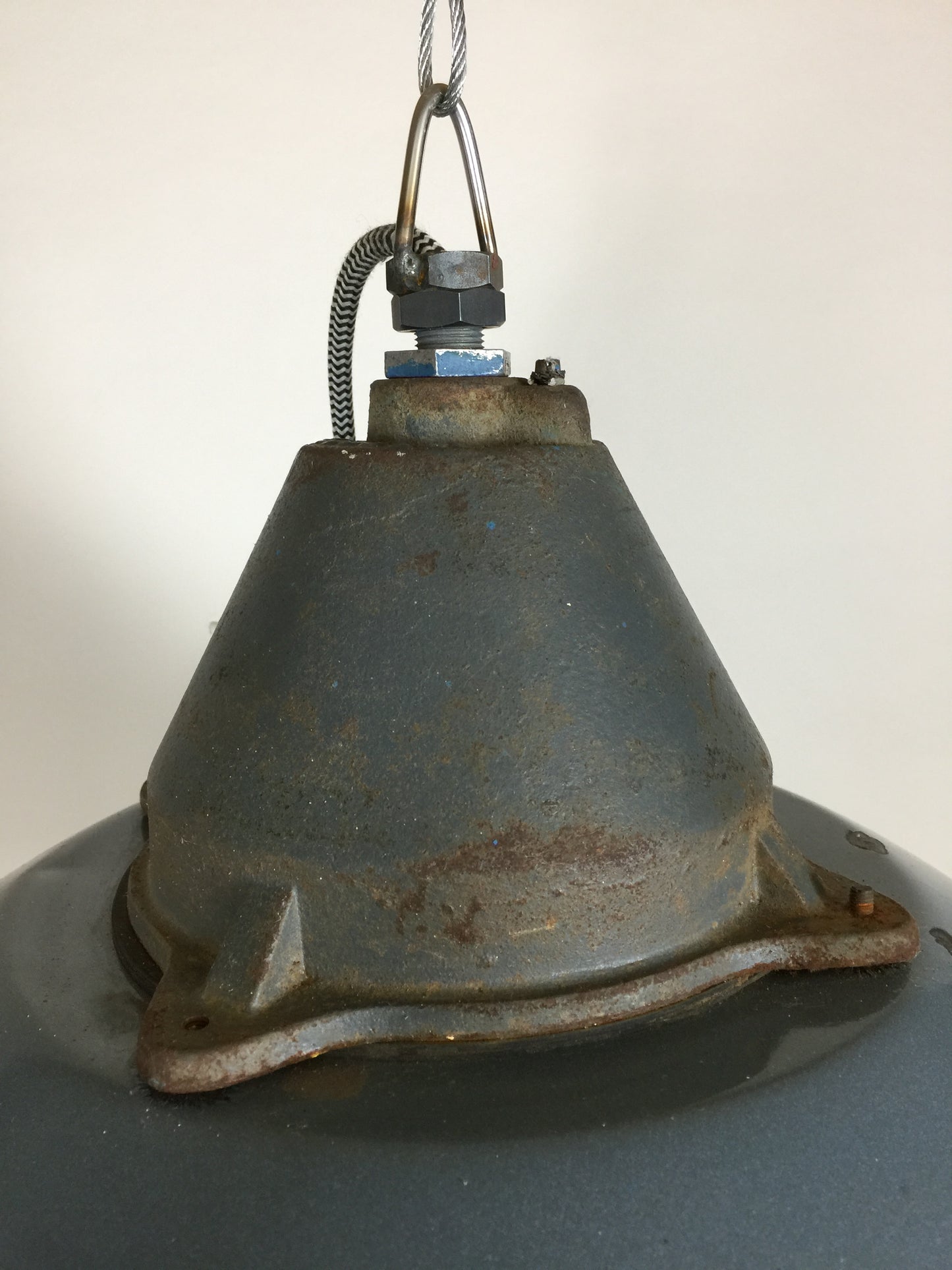 Rå og industriel lampe i skøn blå farve