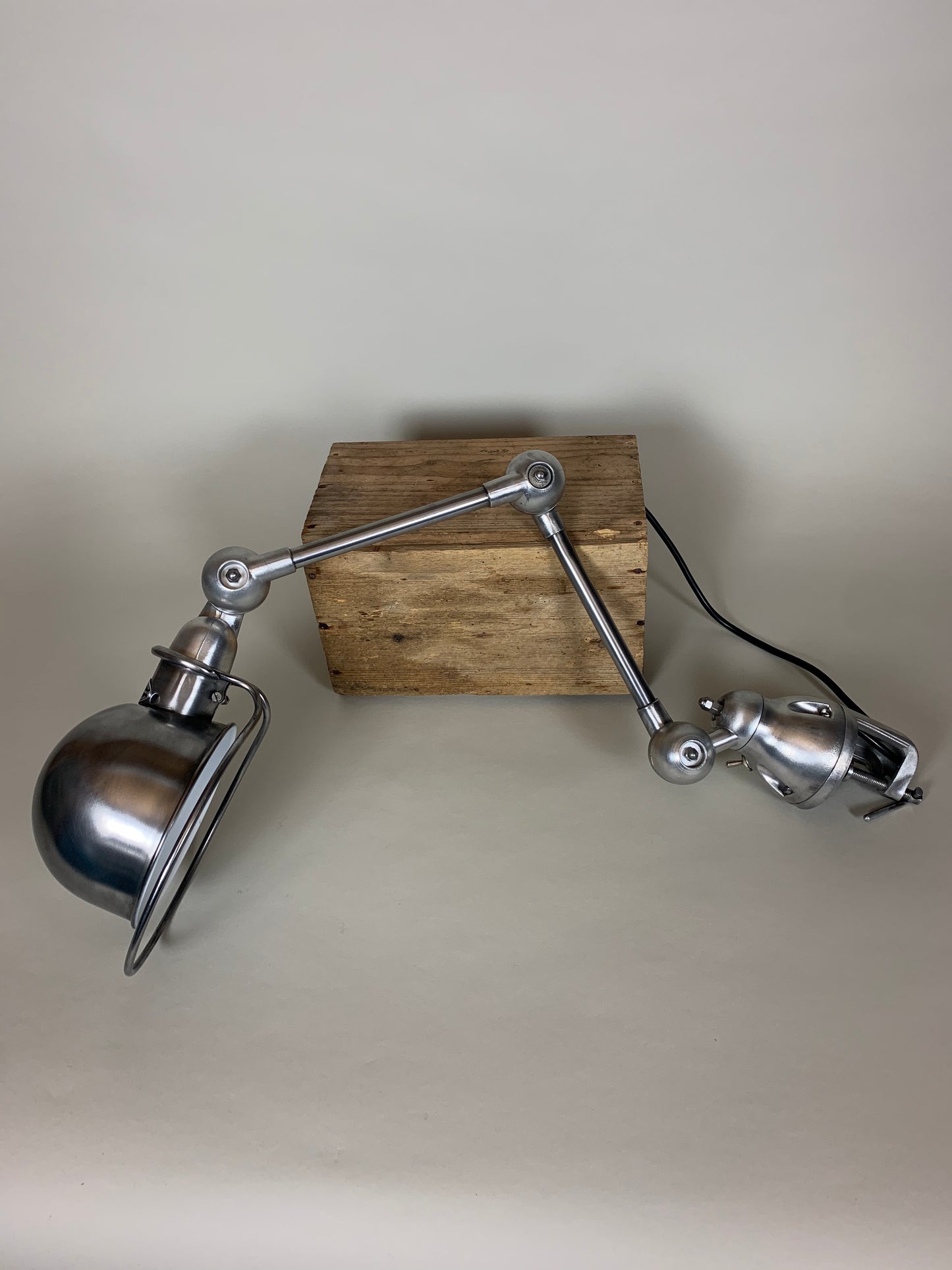 Jieldé lampe med 2 arme og lækkert bordbeslag
