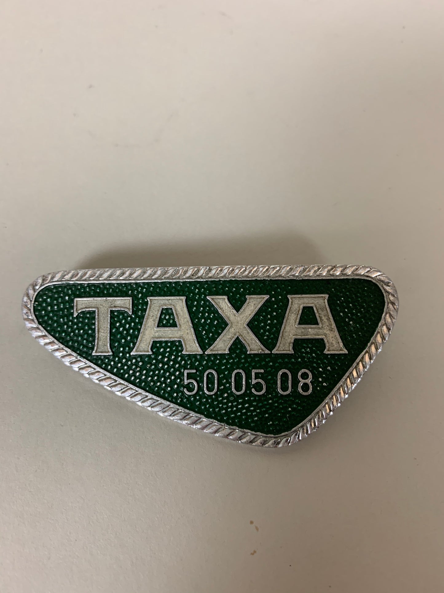Lille taxiskilt med nål