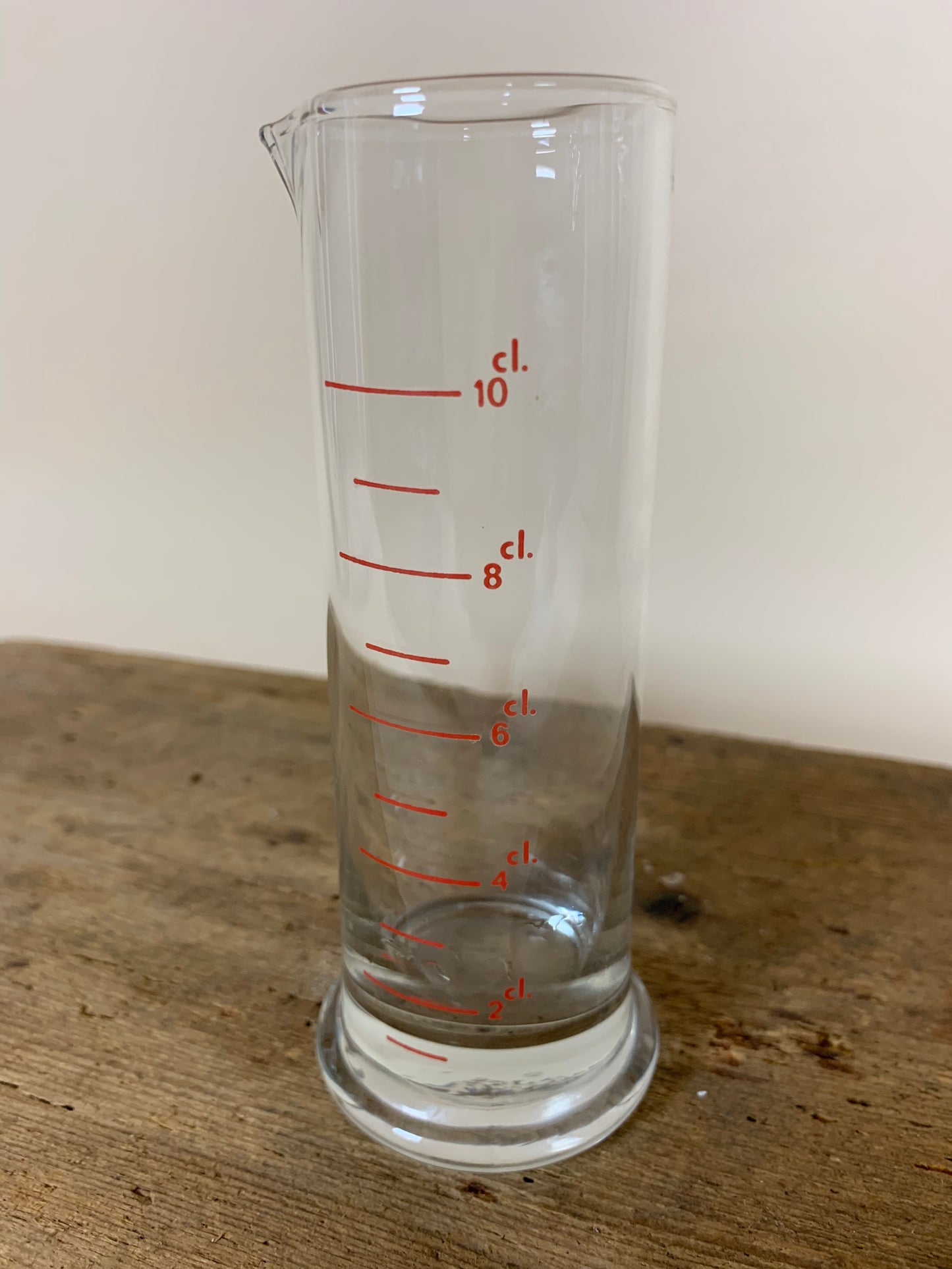 Laboratorieglas med rød skrift