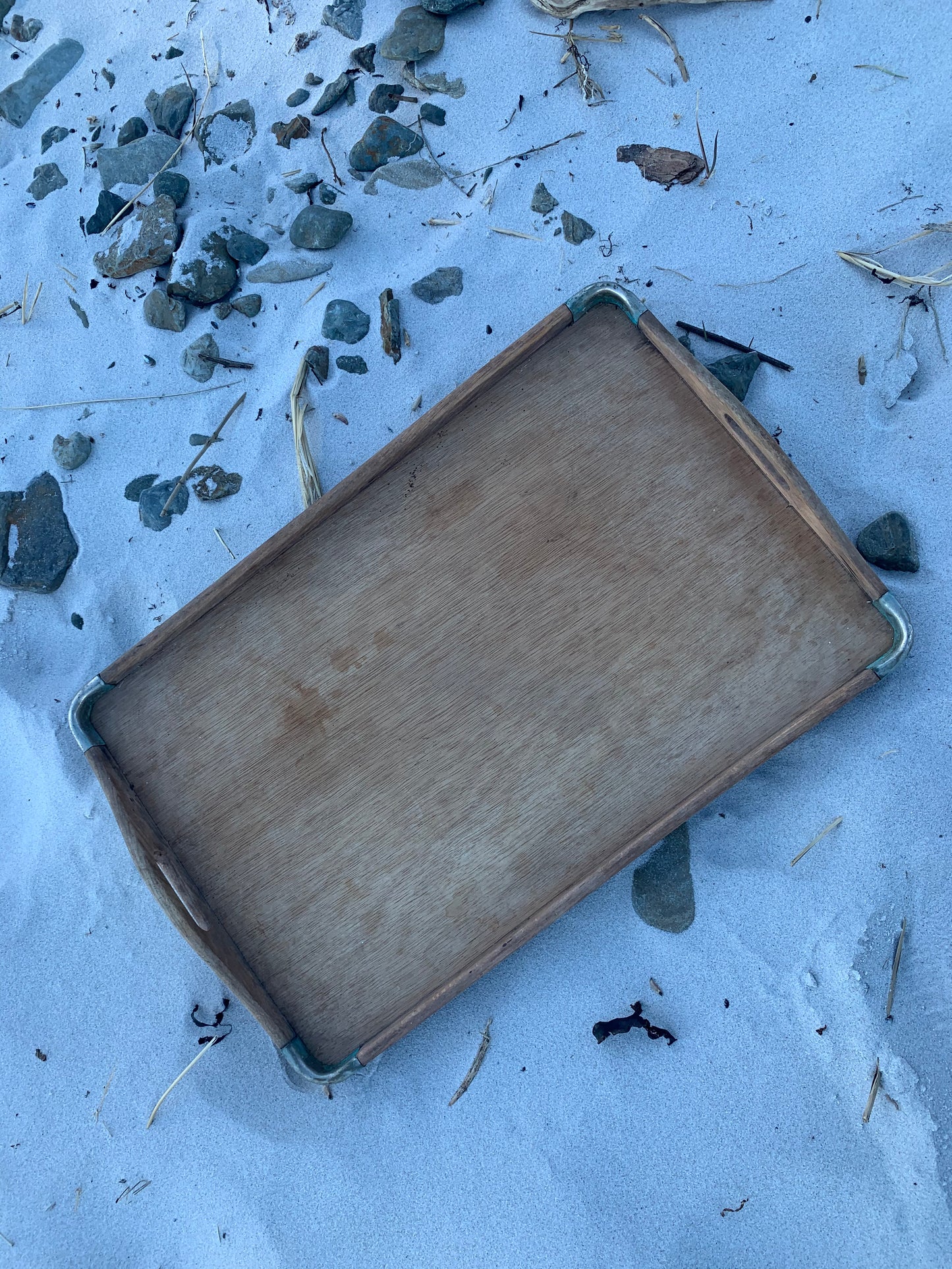Bakke i træ med lækre detaljer