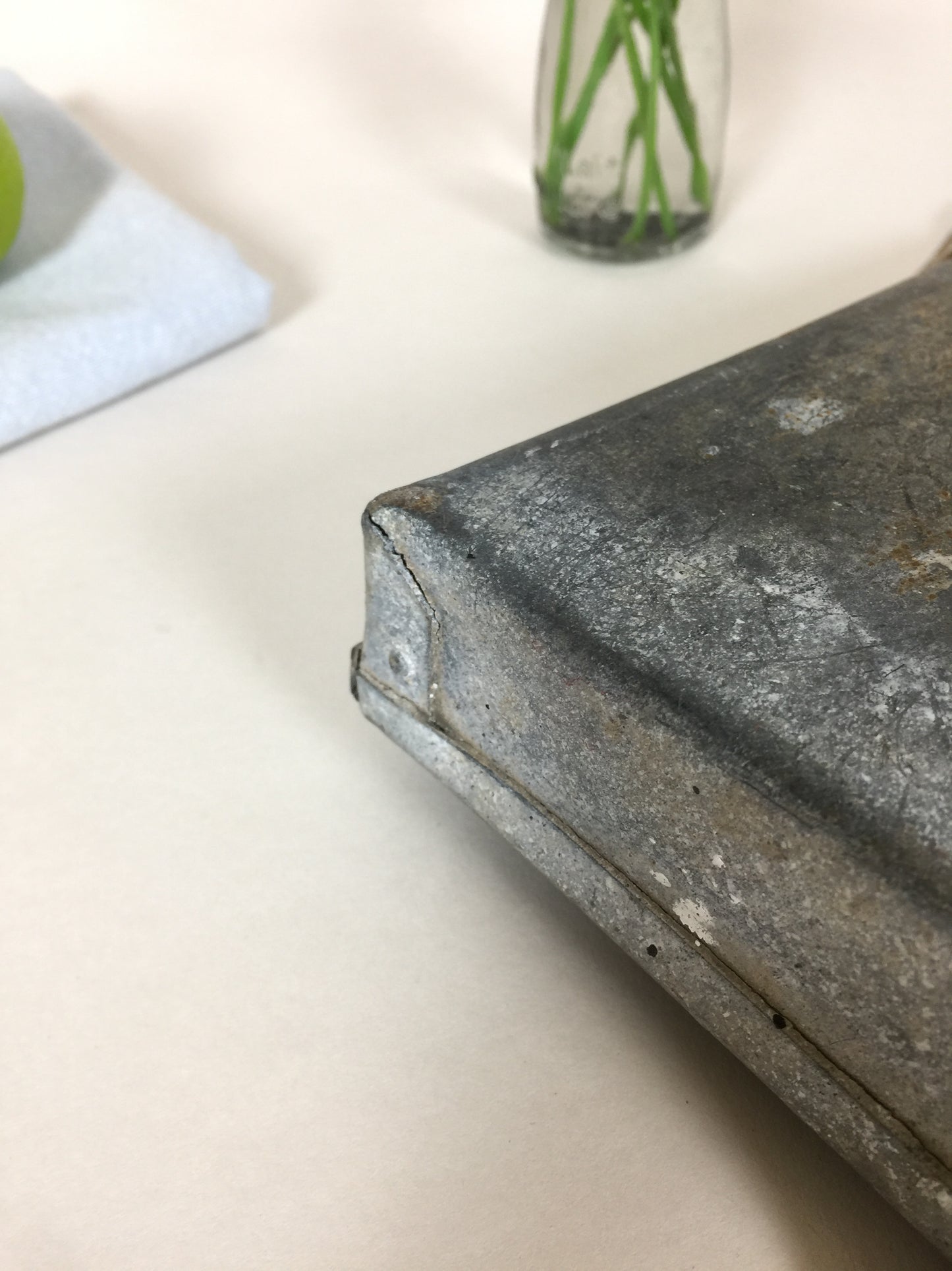 Stor lækker og rå fejebakke med skønne detaljer.