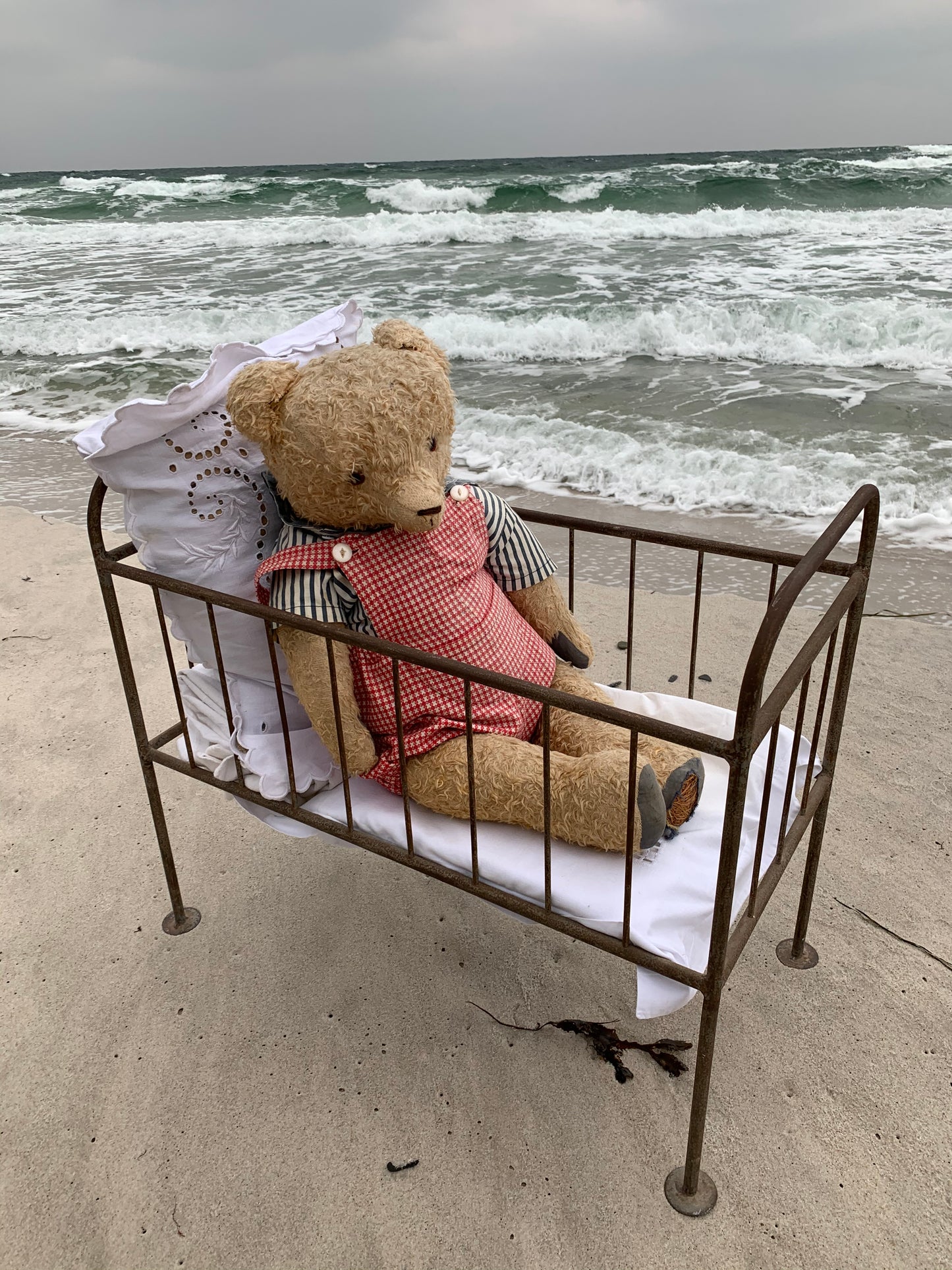 Skøn gammel bamse med seng - fra Frankrig