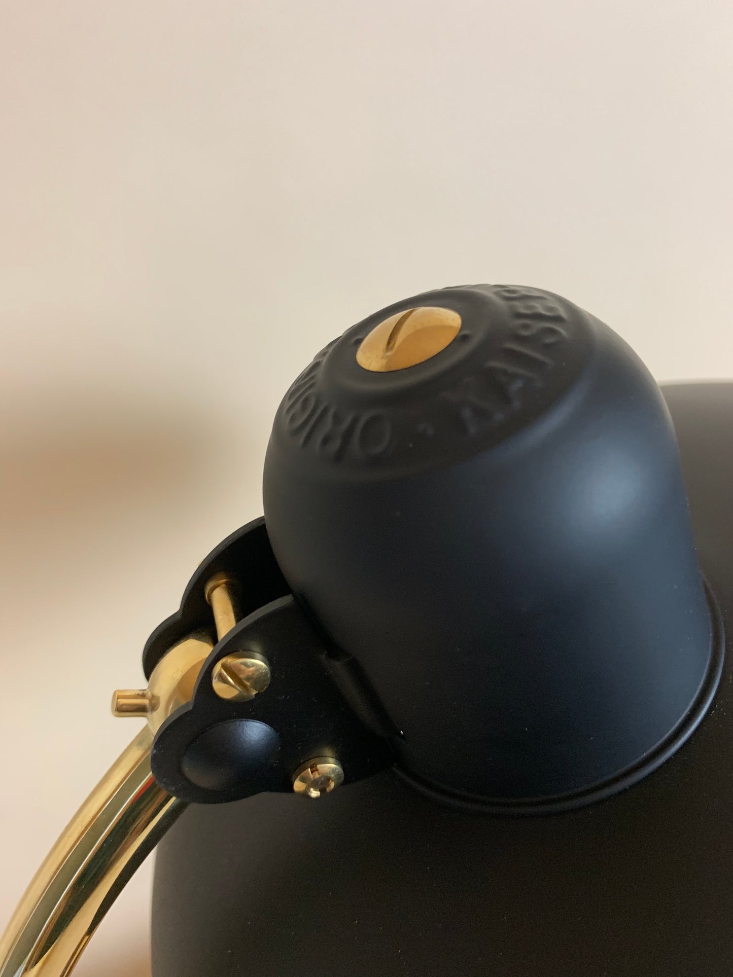 Kaiser Idell bordlampe - Mat sort med messing