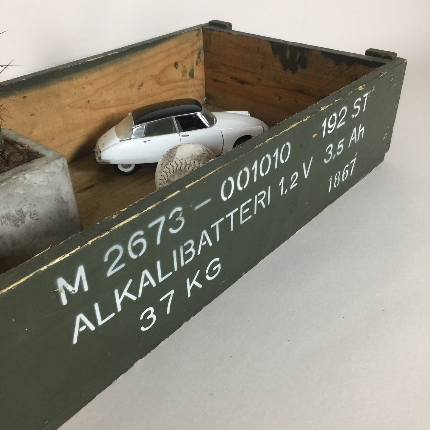 Militærkasse med dekorativ skrift fra Sverige