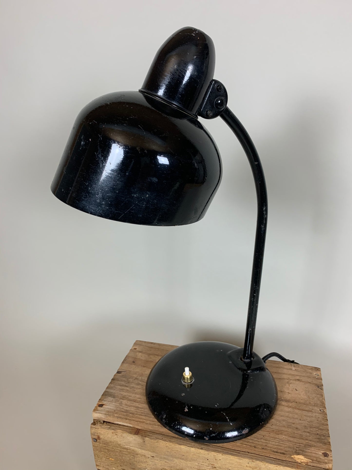 Sort Escolux vintagelampe med masser af skøn patina