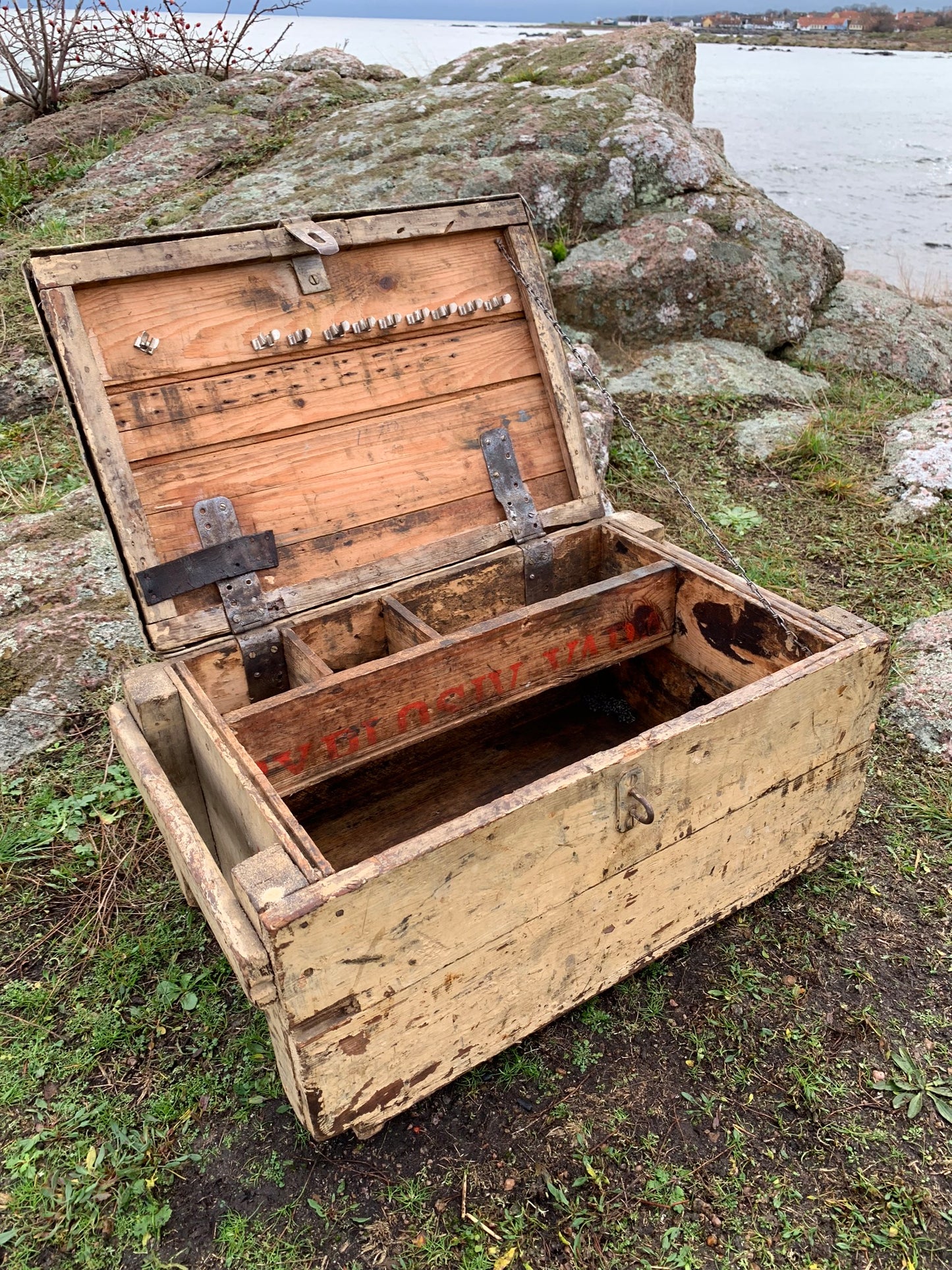 Værktøjskasse med metallåg og sjove detaljer