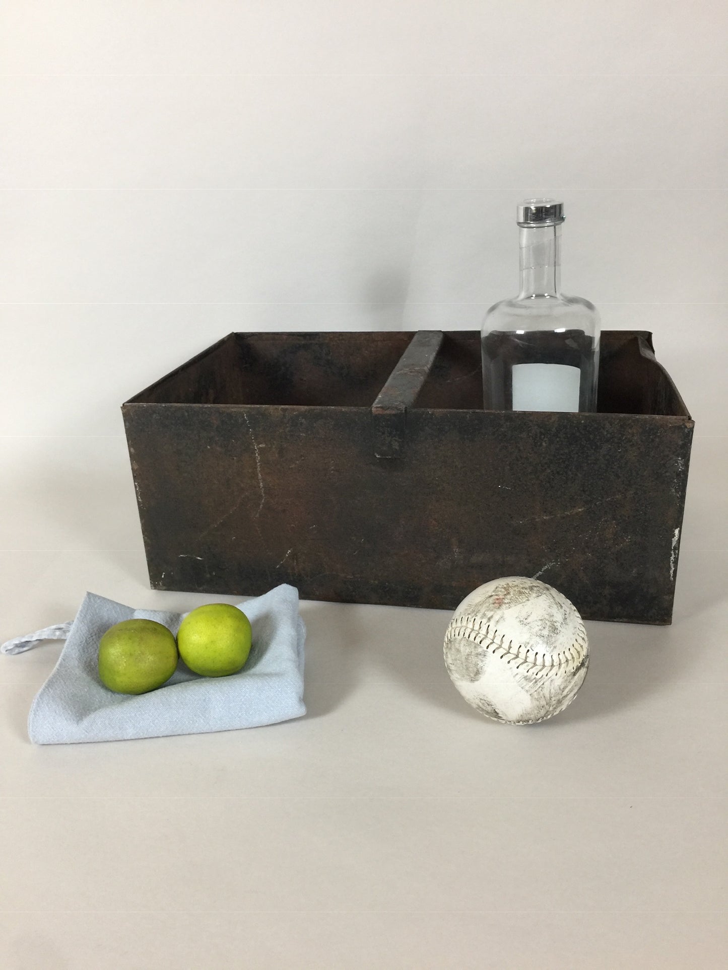 Rå og patineret metalkasse eller kurv