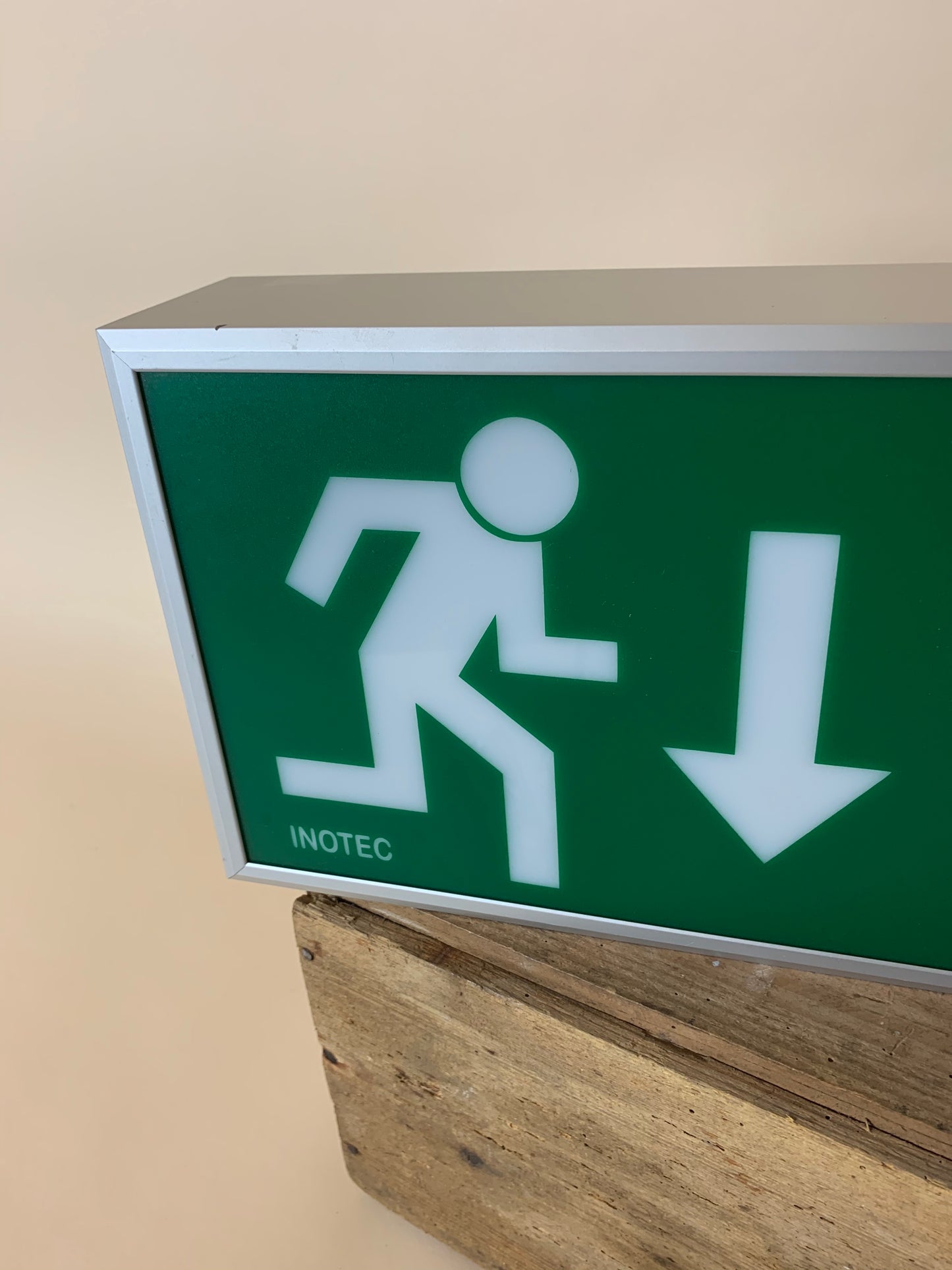 Lysskilt der fungerer som lampe