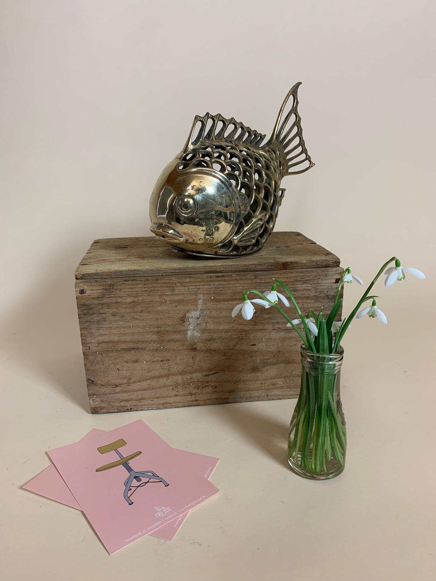 Fin og dekorativ messingfisk