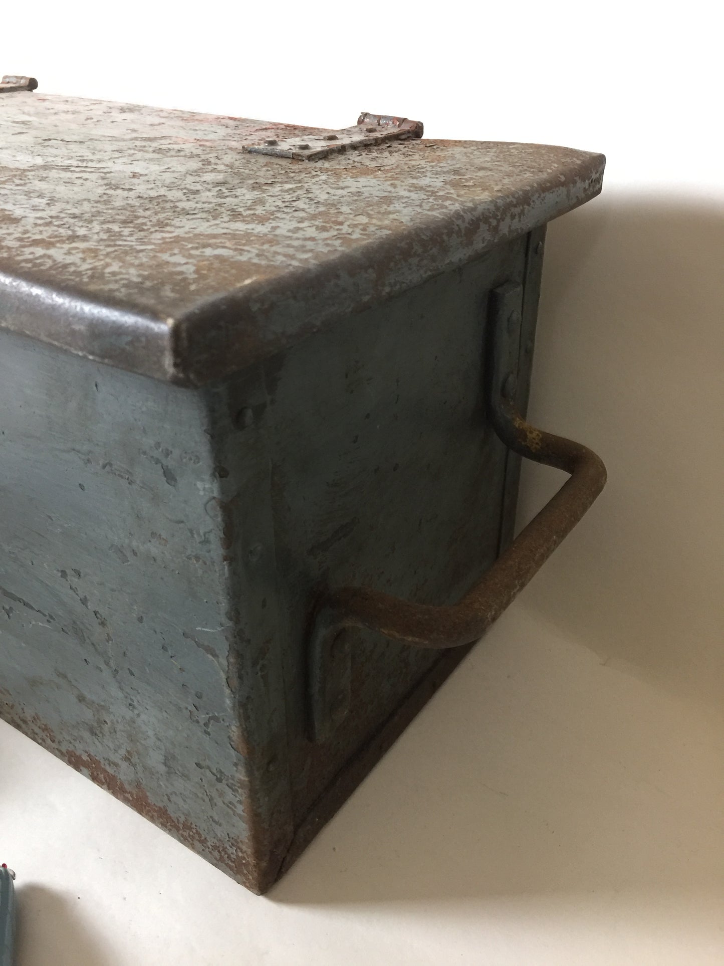 Fin gammel Metalkasse med sjove detaljer