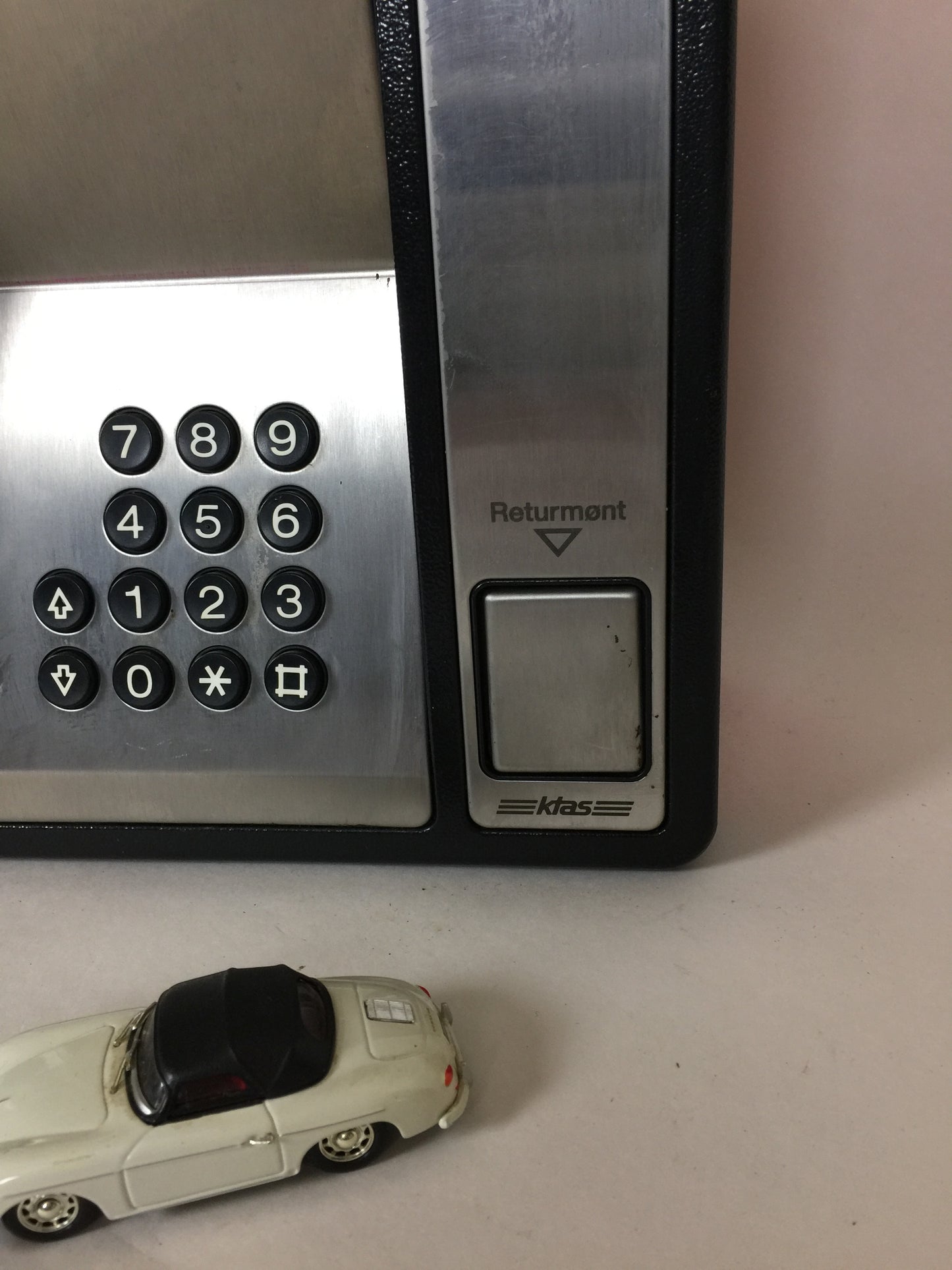 Gammel KTAS telefon med kuppel