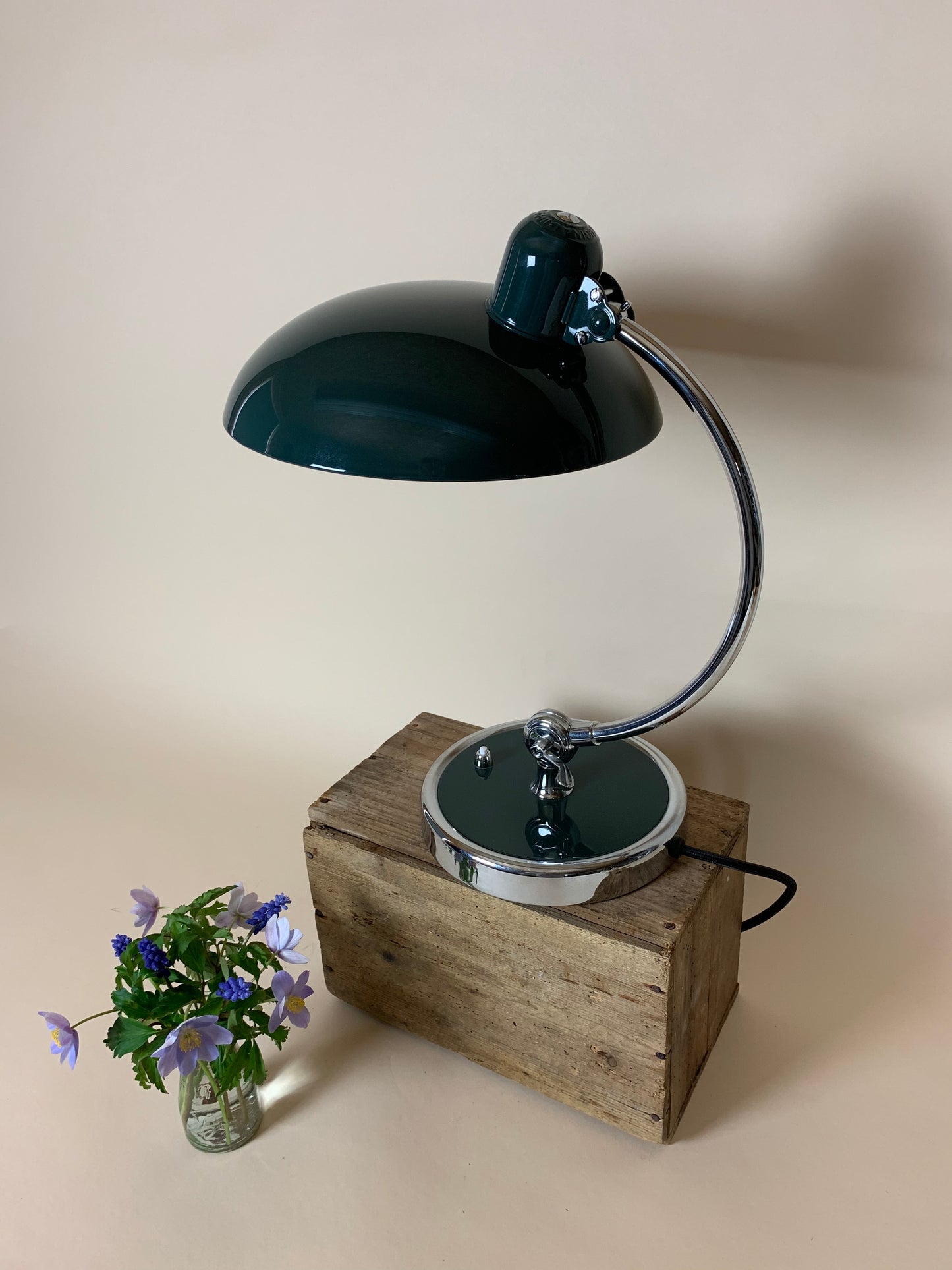 Kaiser Idell 6631 bordlampe i mørk grøn