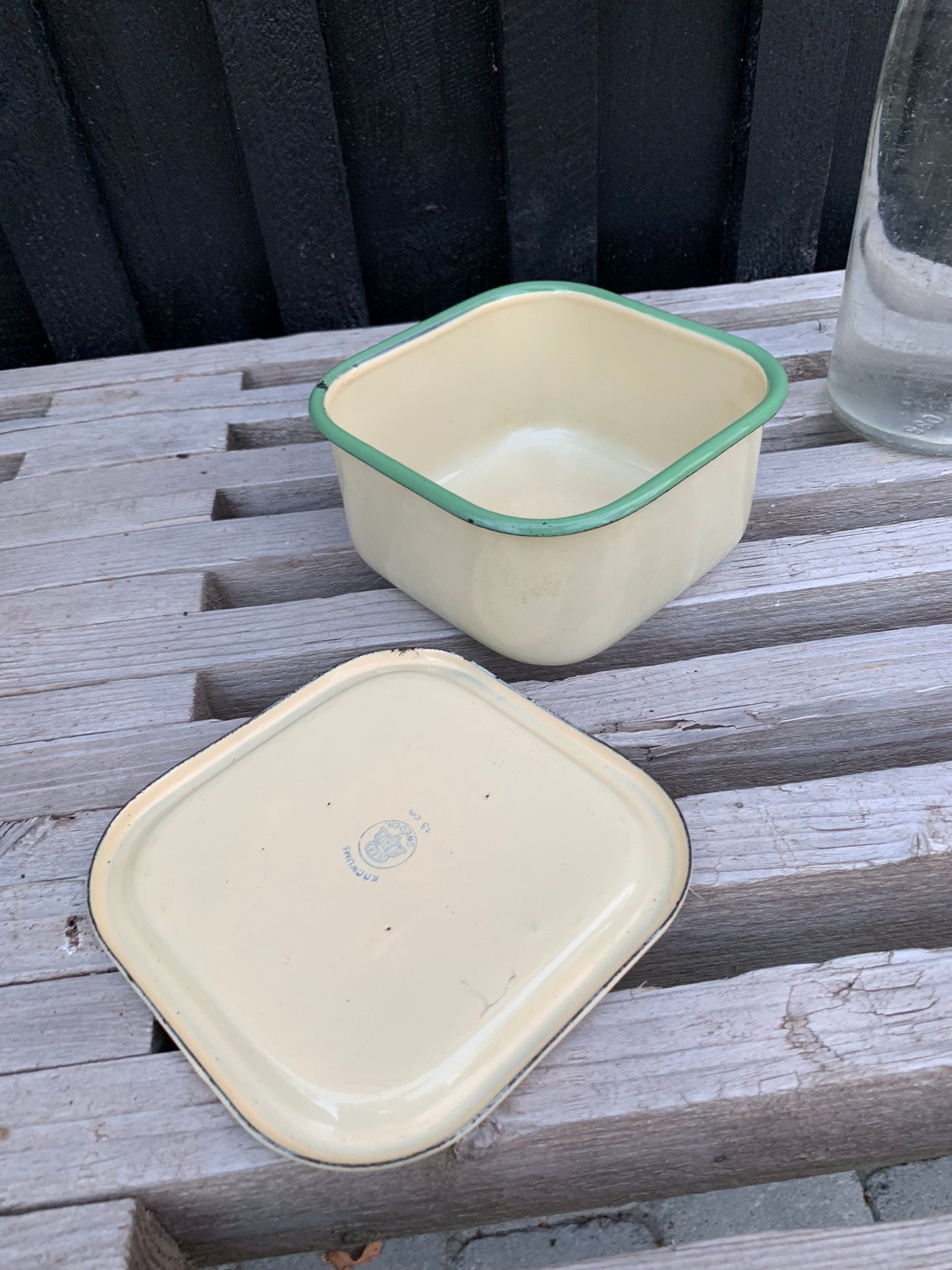 Emaljekrukke med låg