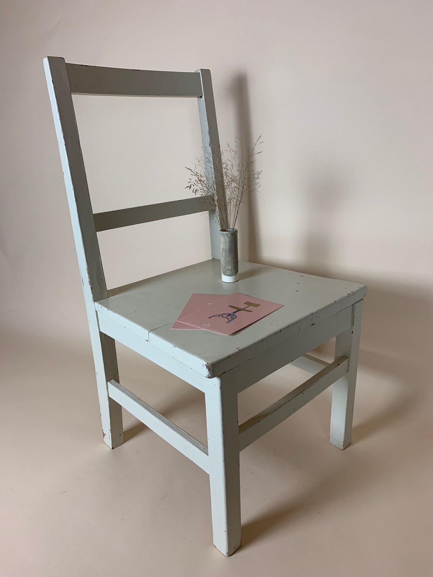 Svensk børnestol med skøn patina