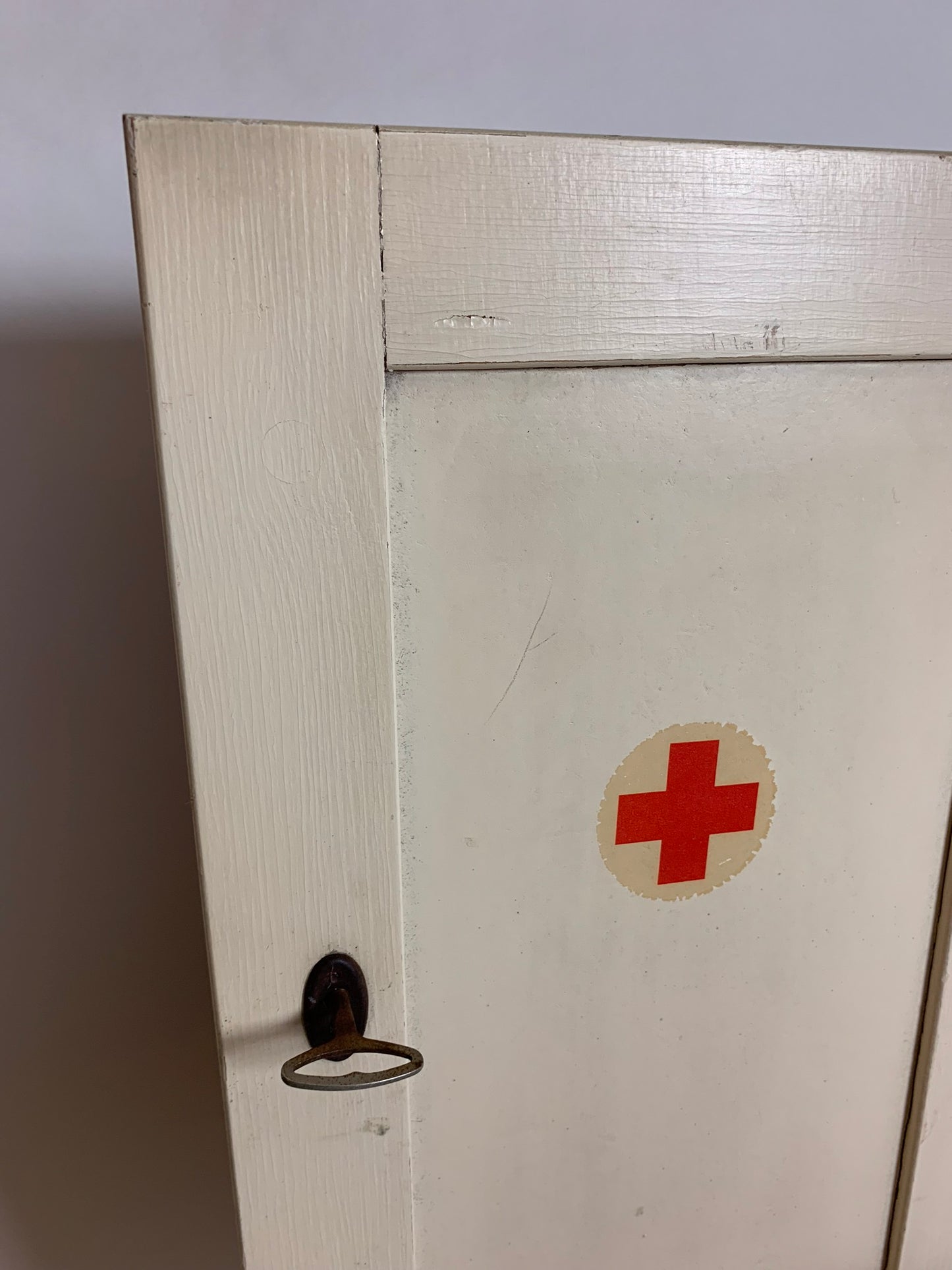 Medicinskab med indhold