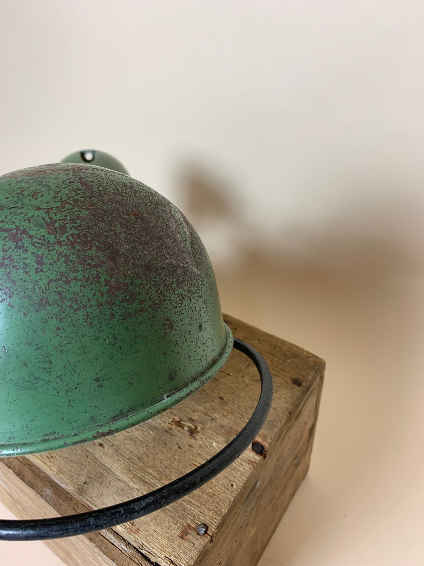 Grøn Jieldé lampe med masser af patina