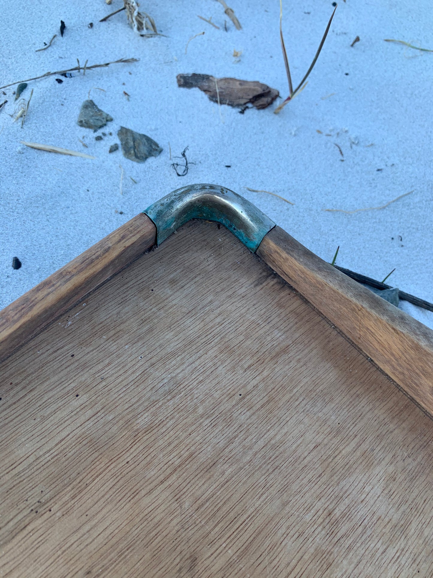 Bakke i træ med lækre detaljer