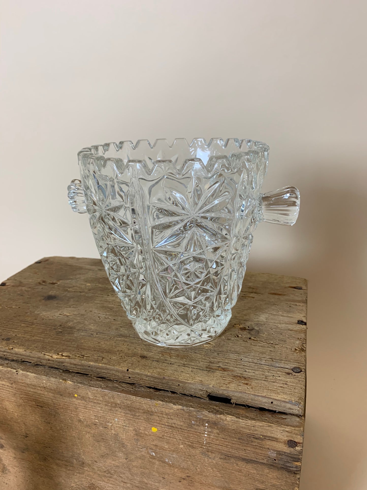Isspand i glas med “ører”