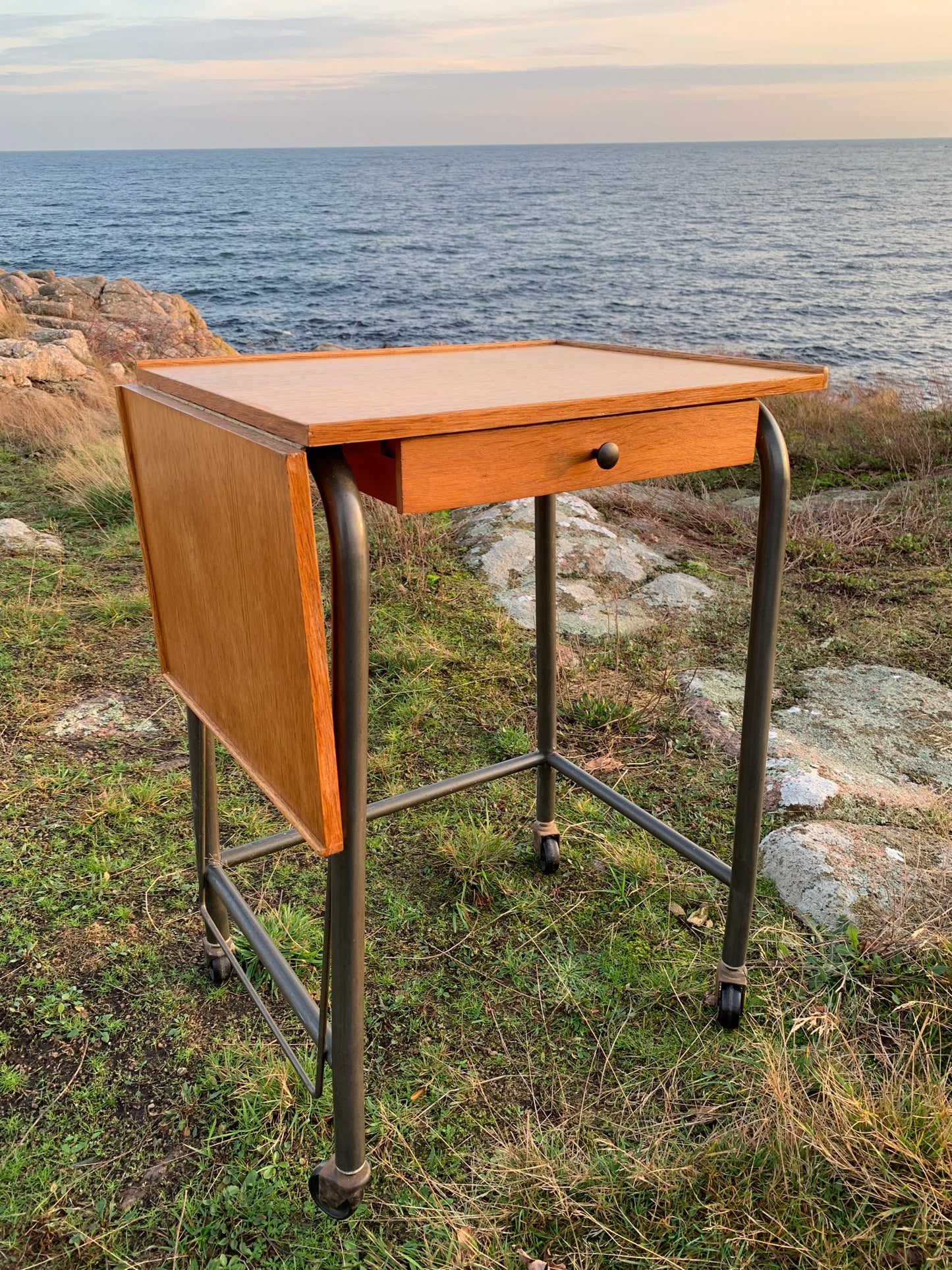 Skønt rullebord med skuffe