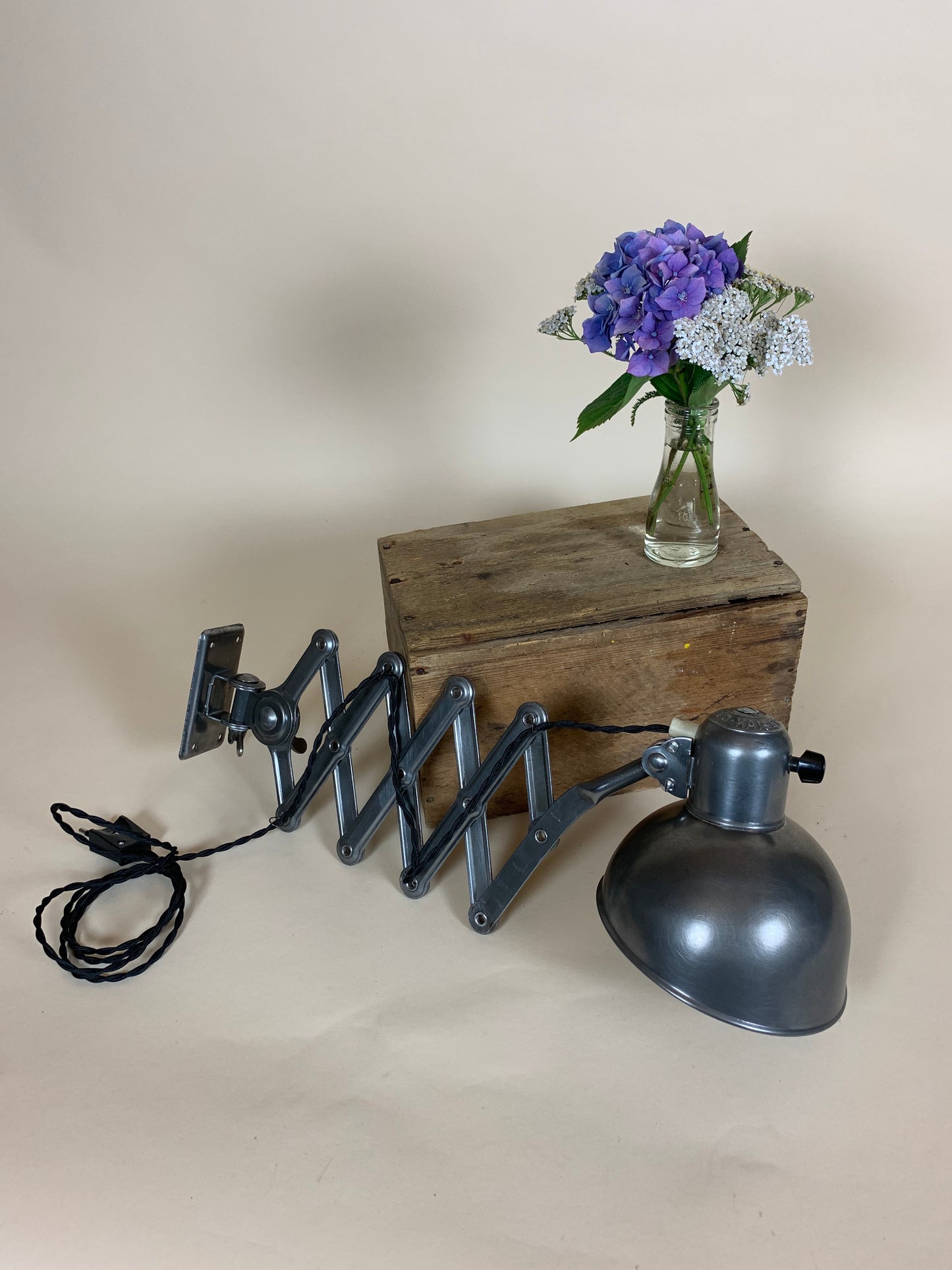 Kaiser Idell 6718- Sakselampe i rå udgave