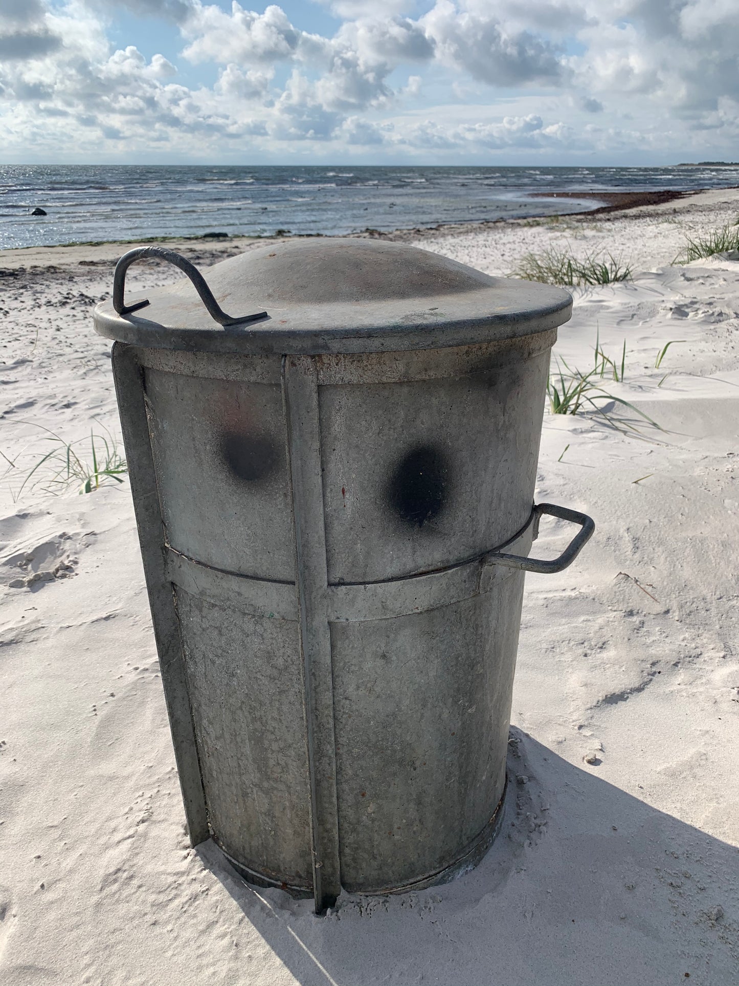 Stor og rå zinkspand med låg