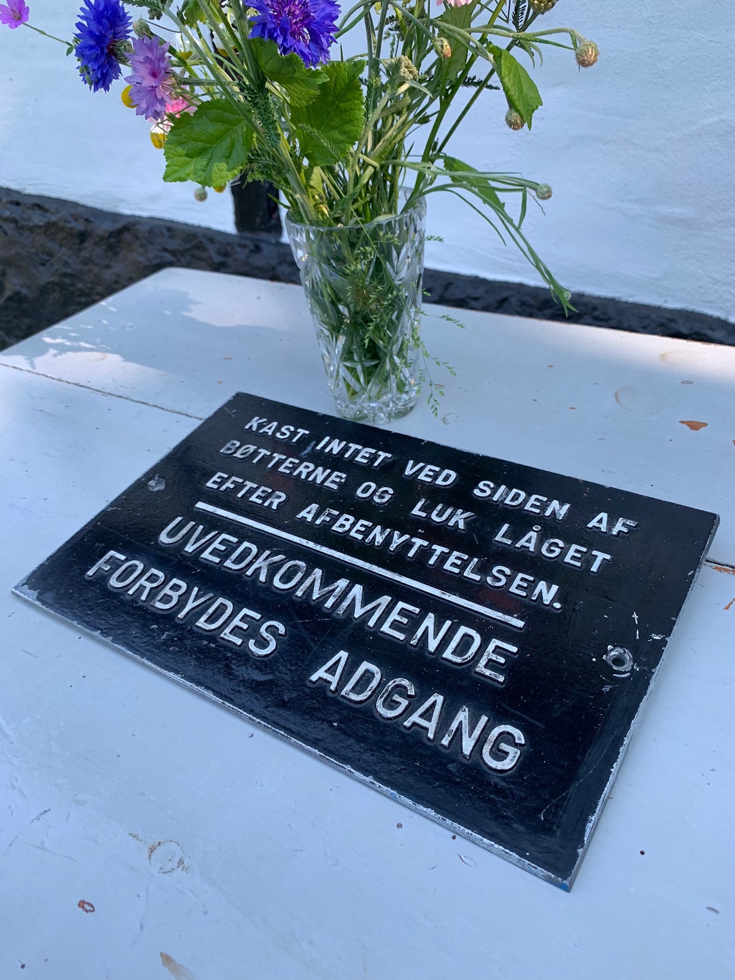 Skønt sort og hvid skilt med sjov og sjælden tekst