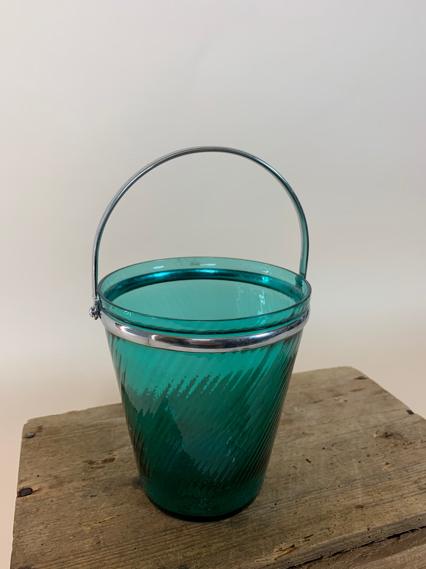 Lille grøn isspand i glas med hank