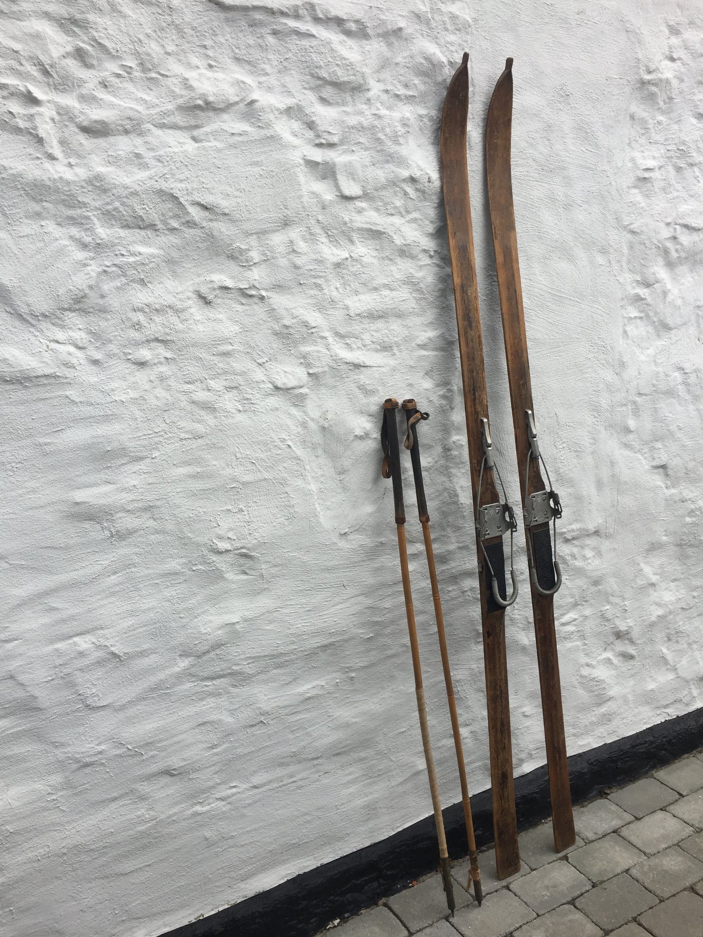 Smukke og dekorative gamle ski med stave