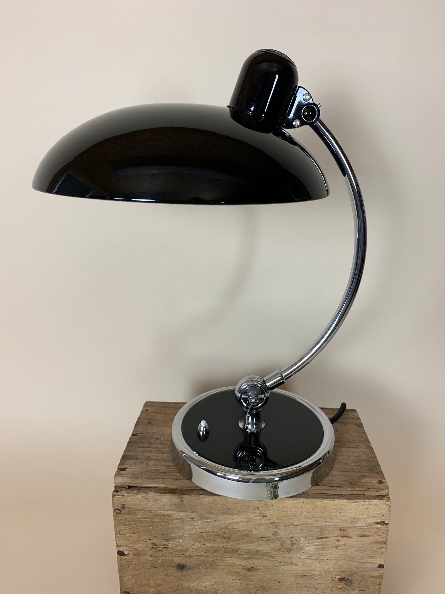 Kaiser Idell model 6631 - Sort