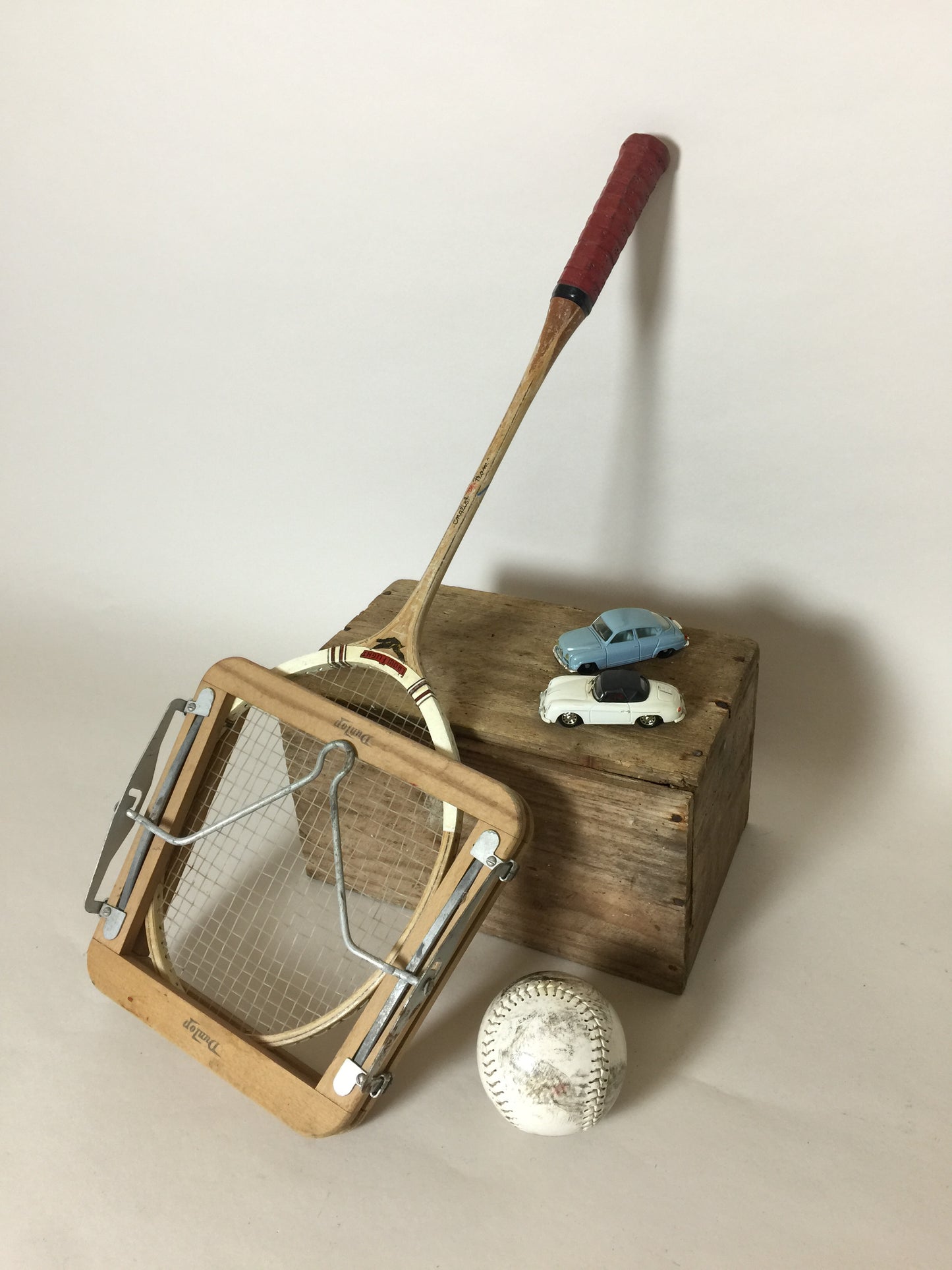 Gammel og dekorativ badmintonketcher med ramme