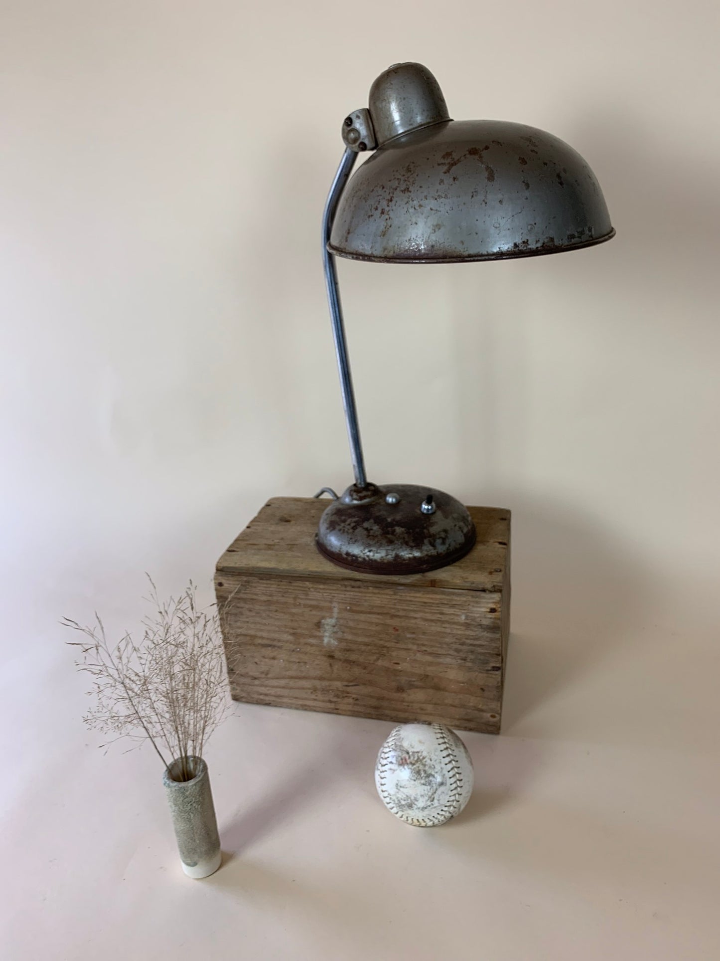 Helo bordlampe med masser af skøn patina