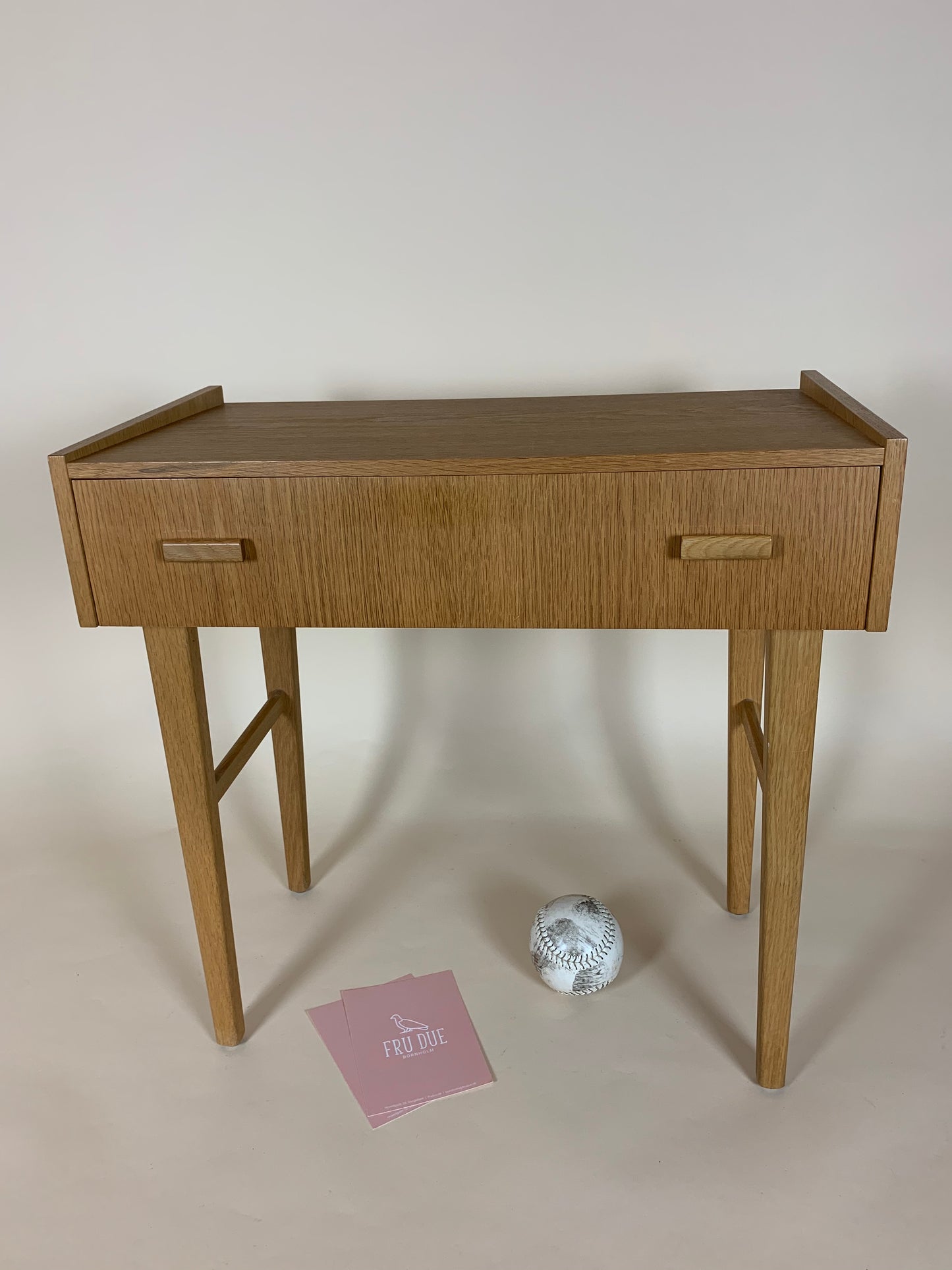 Lille træbord med skuffe