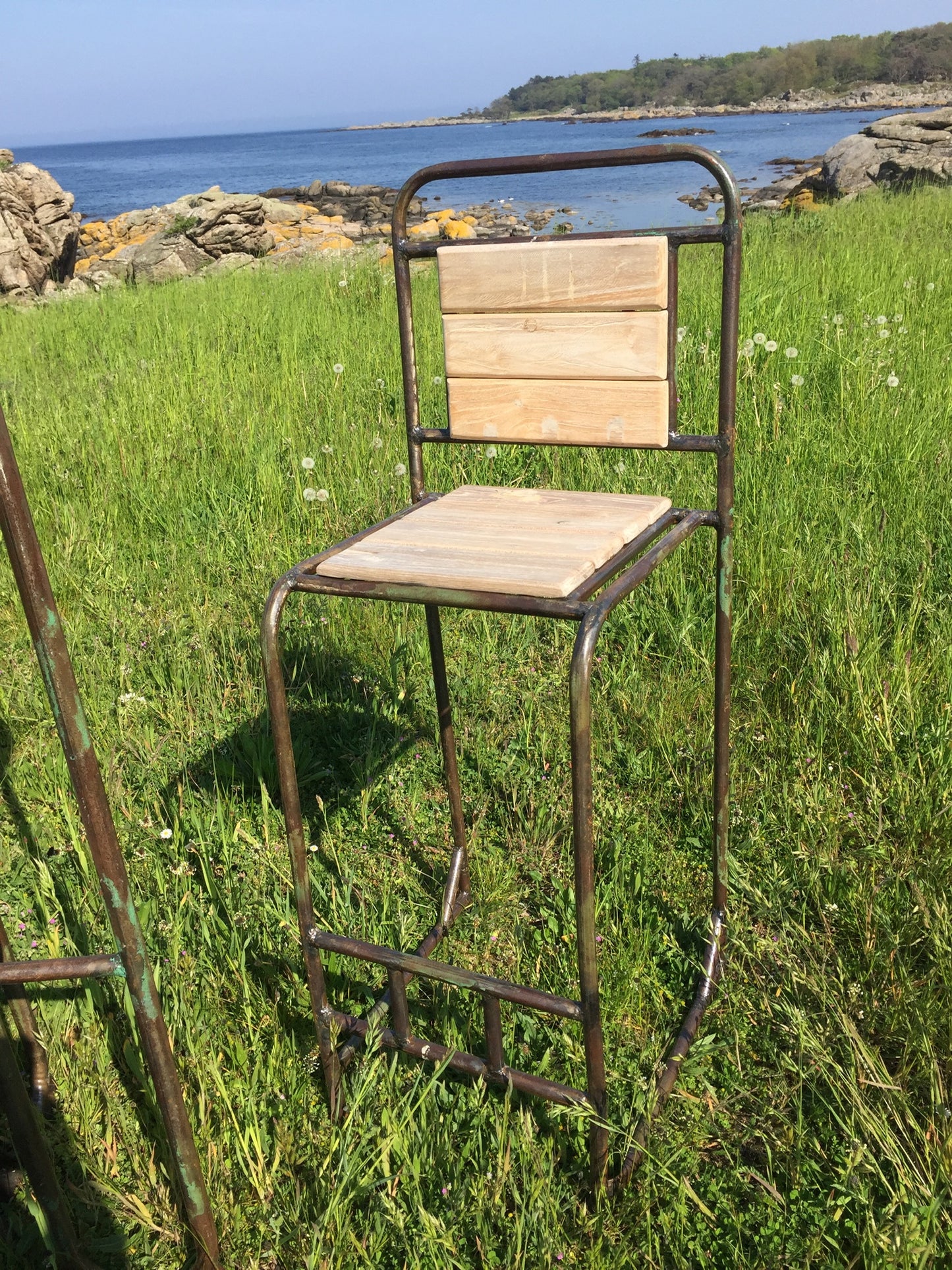 Råt og industrielt barbord med to barstole