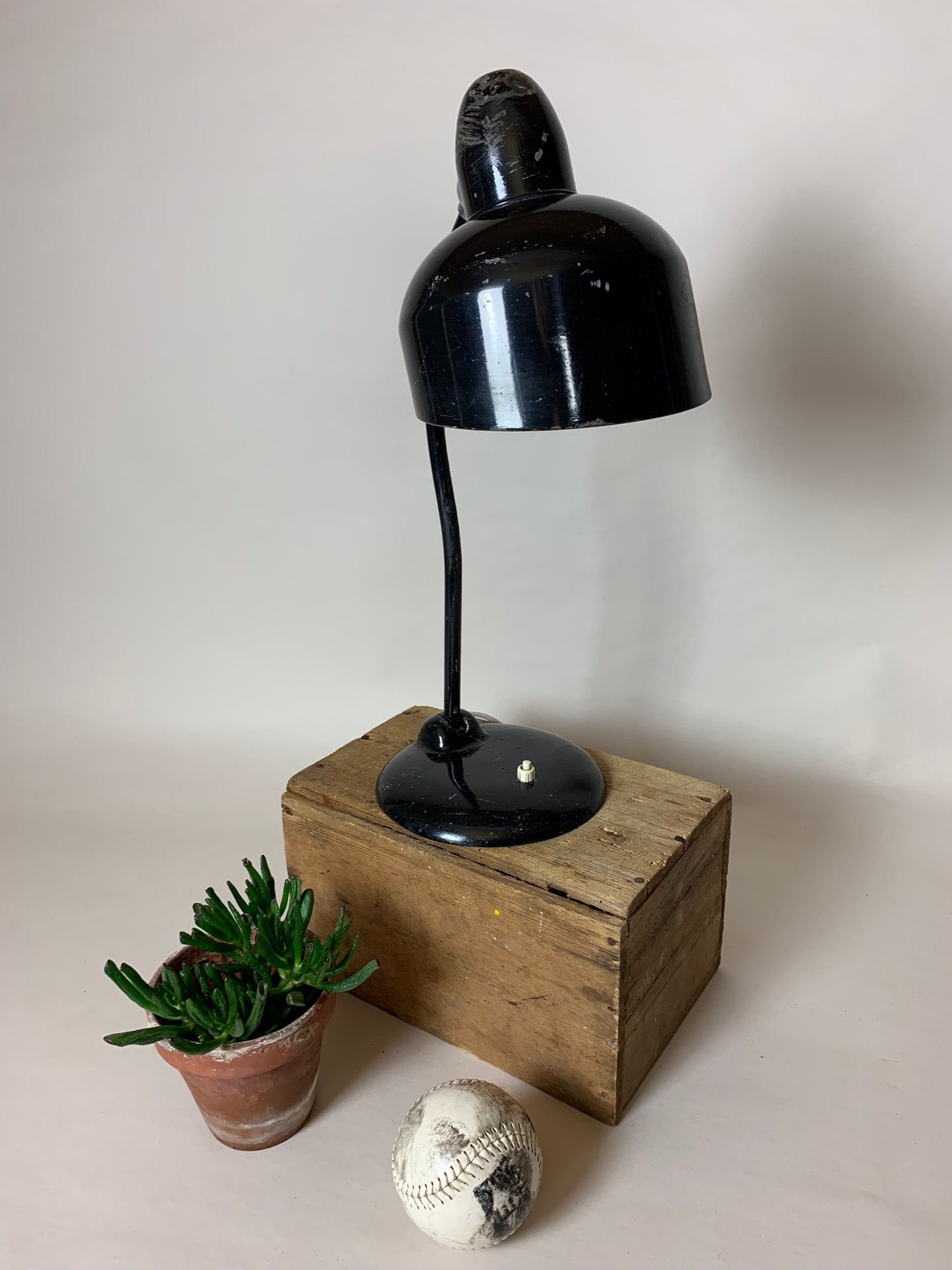 Rå Escolux vintagelampe med patina