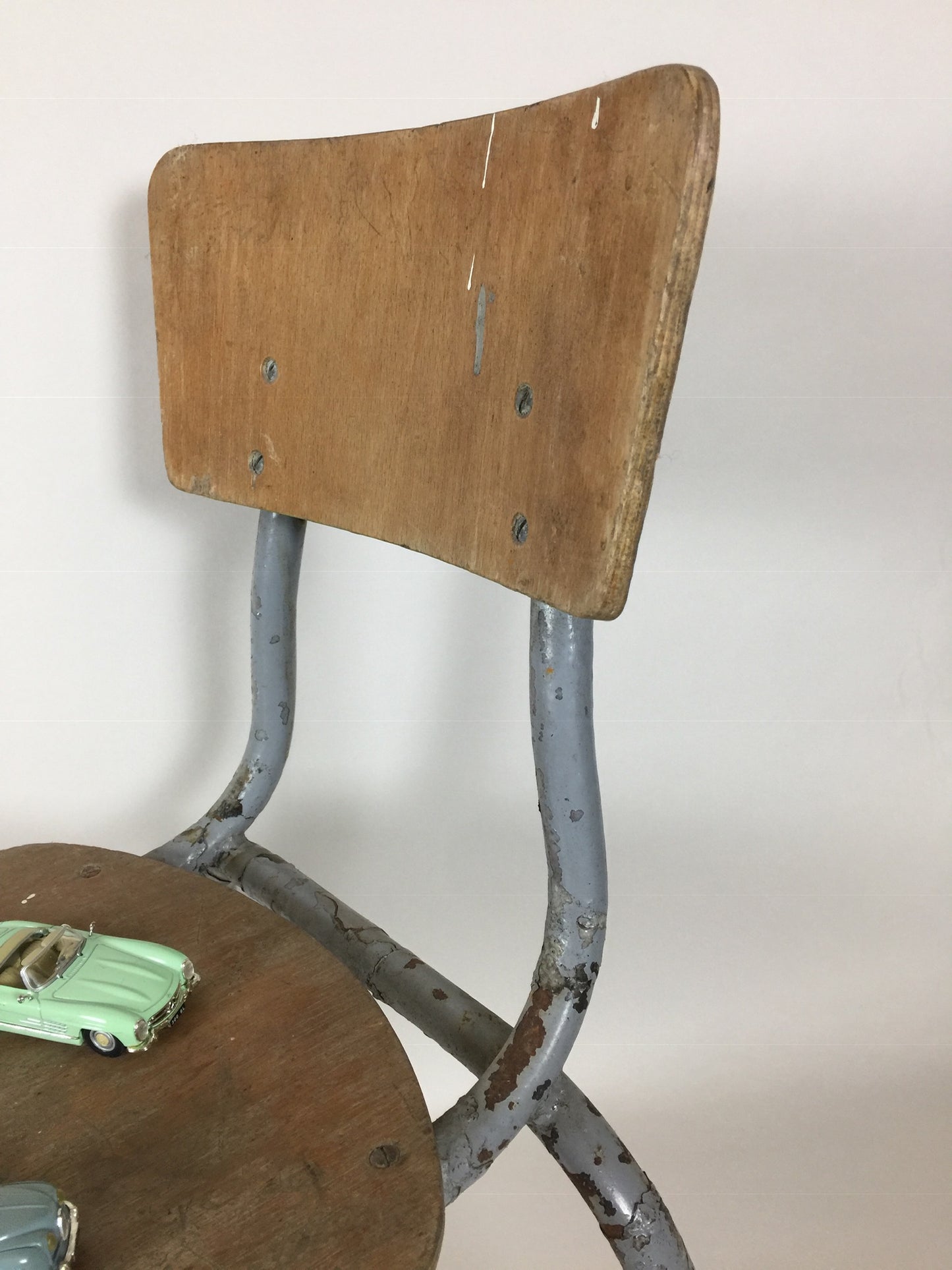Rå børnestol med masser af patina
