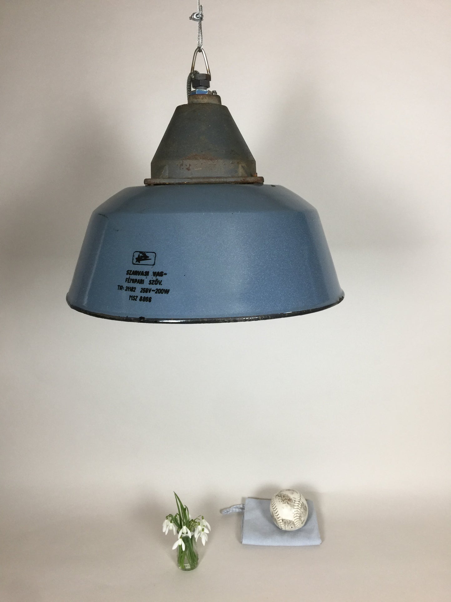 Rå og industriel lampe i skøn blå farve