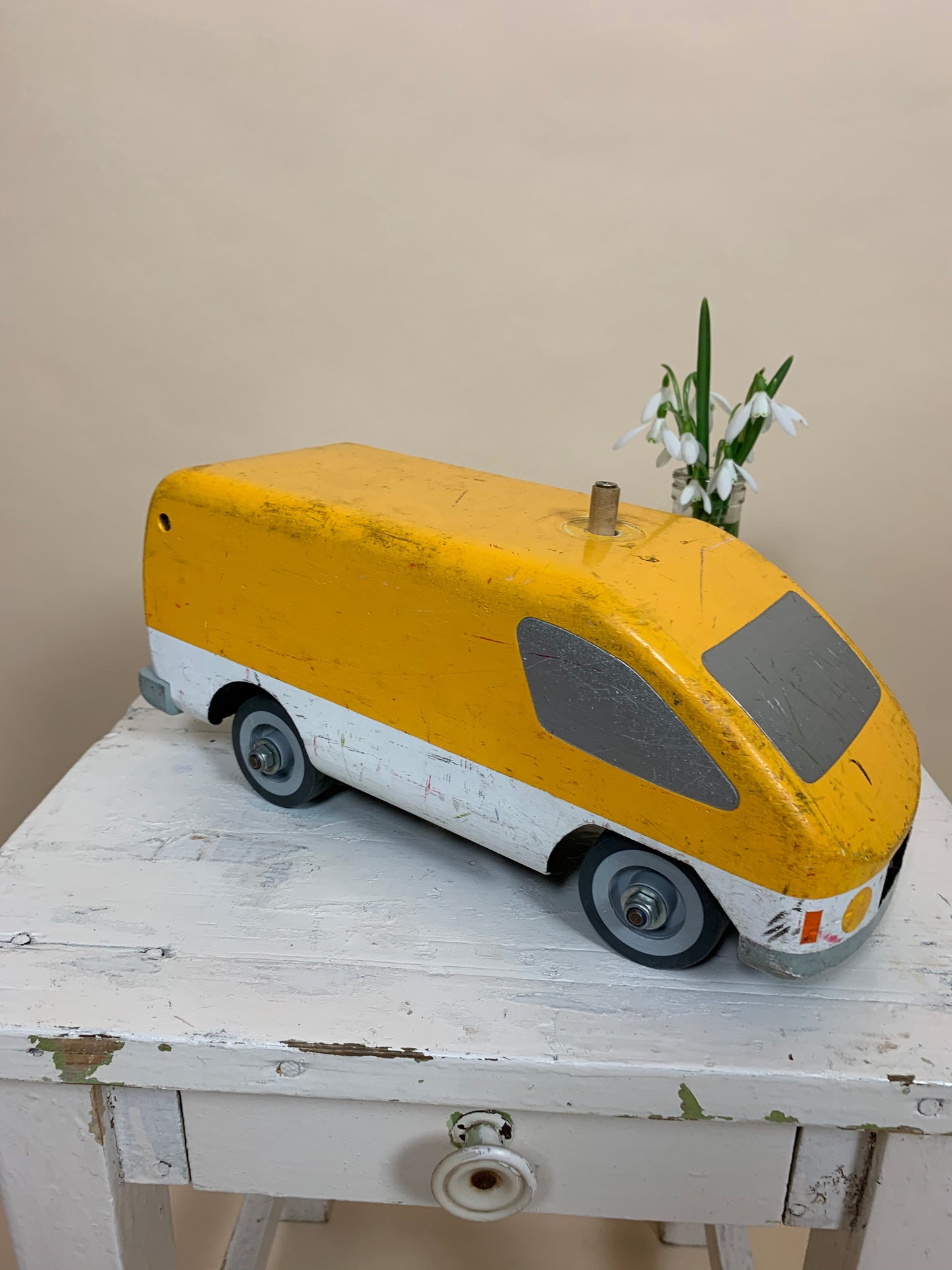 Gul legetøjsbil i træ