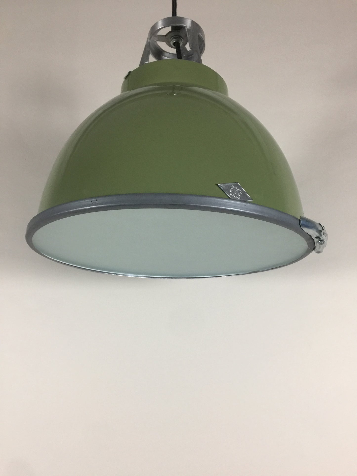 Original BTC lampe - Titan i flot grøn farve med sandblæst glas