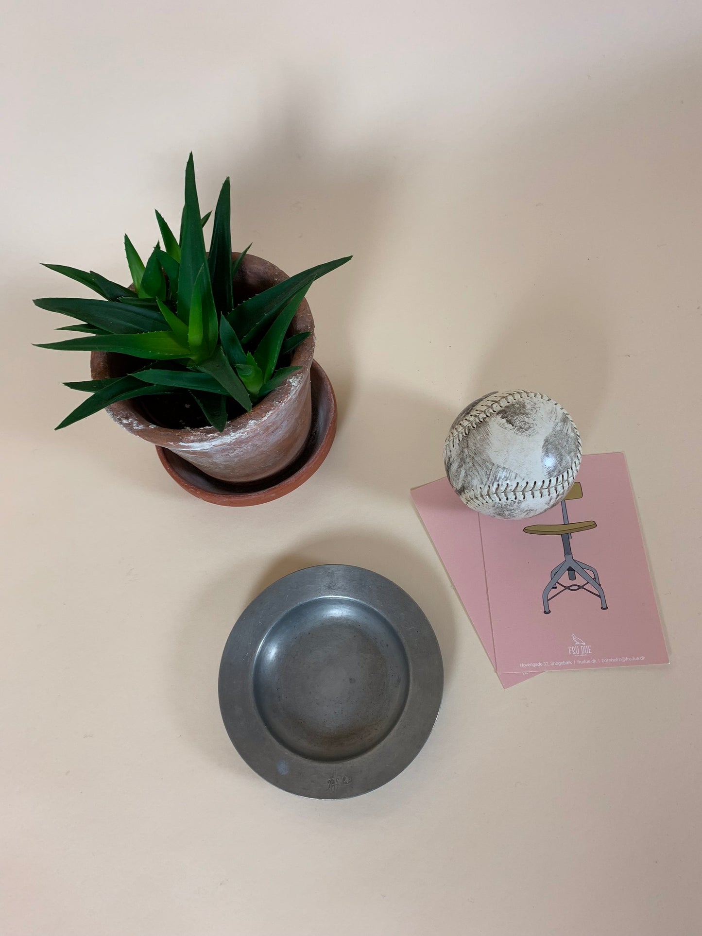 Skål i tin med stempel
