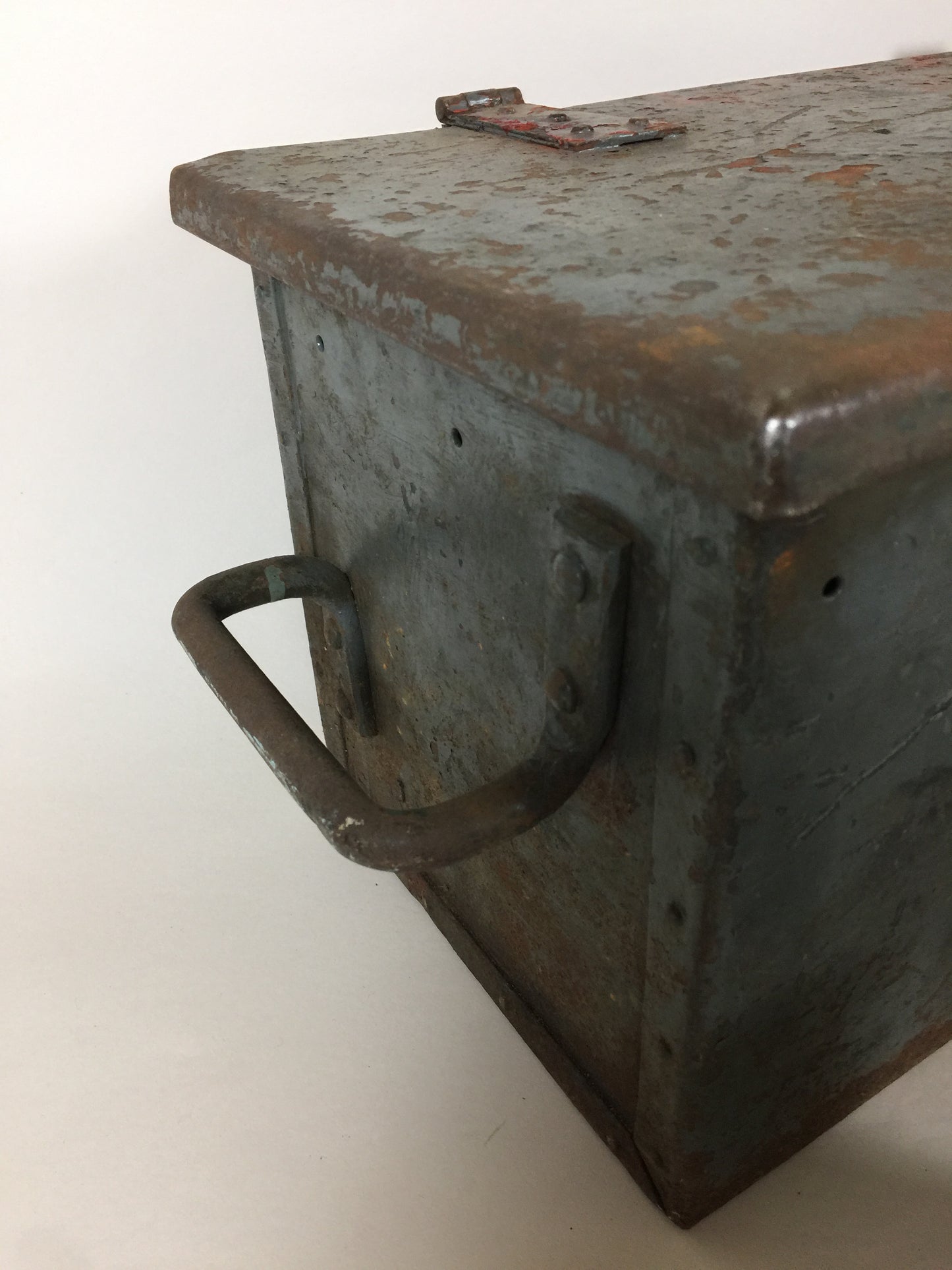 Fin gammel Metalkasse med sjove detaljer