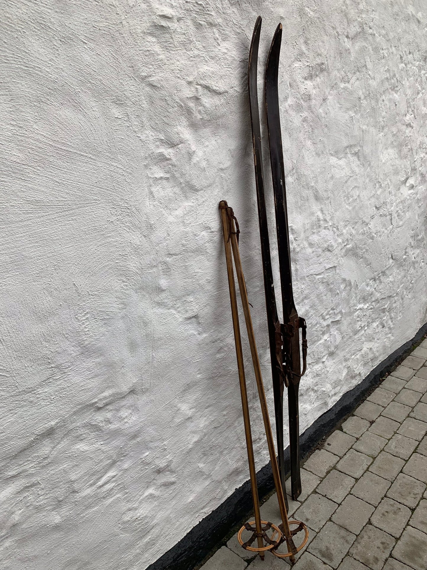 Dekorative ski med stave
