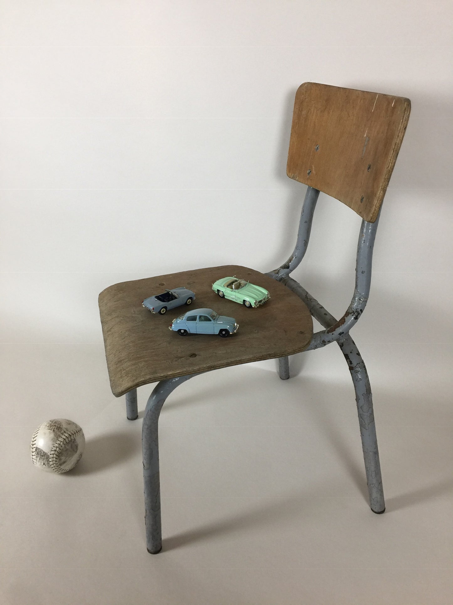 Rå børnestol med masser af patina