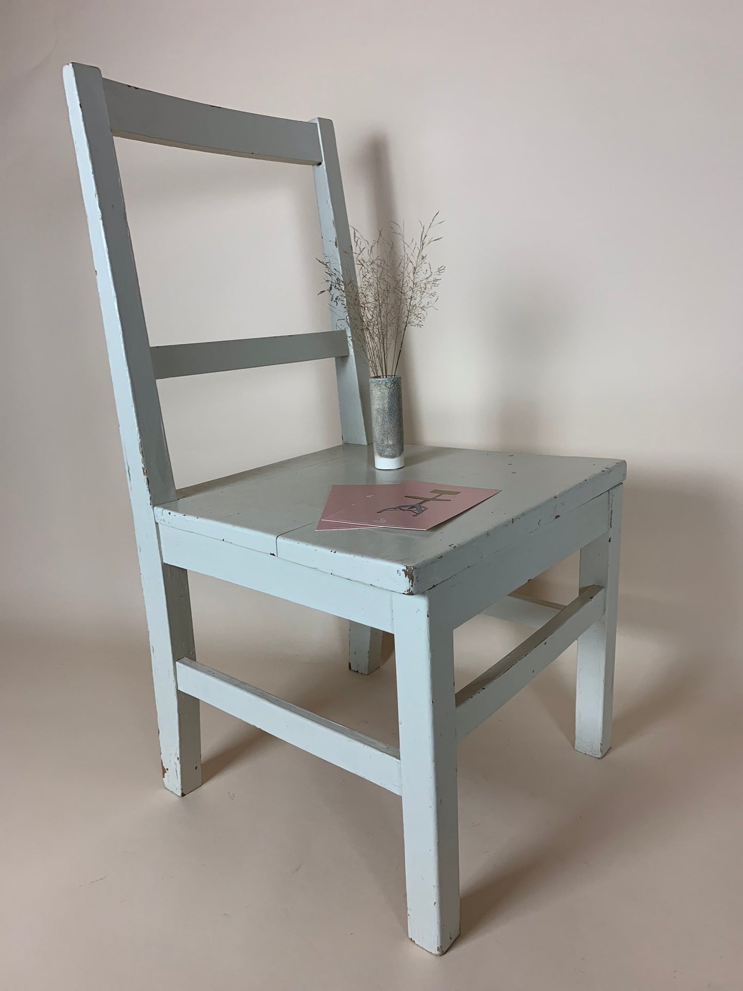 Svensk børnestol med skøn patina