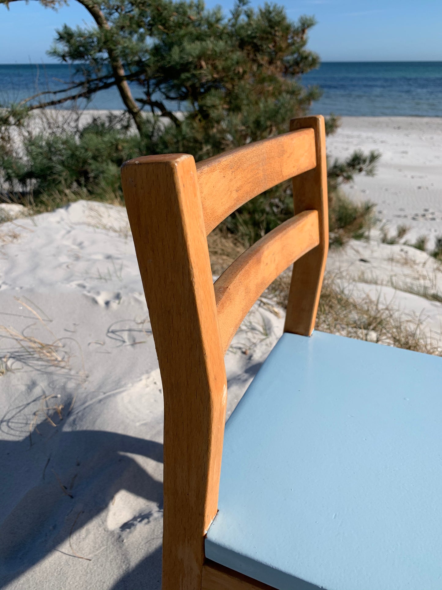 Børnestol i træ med sæde i lyseblå - Prisen er pr. stk.