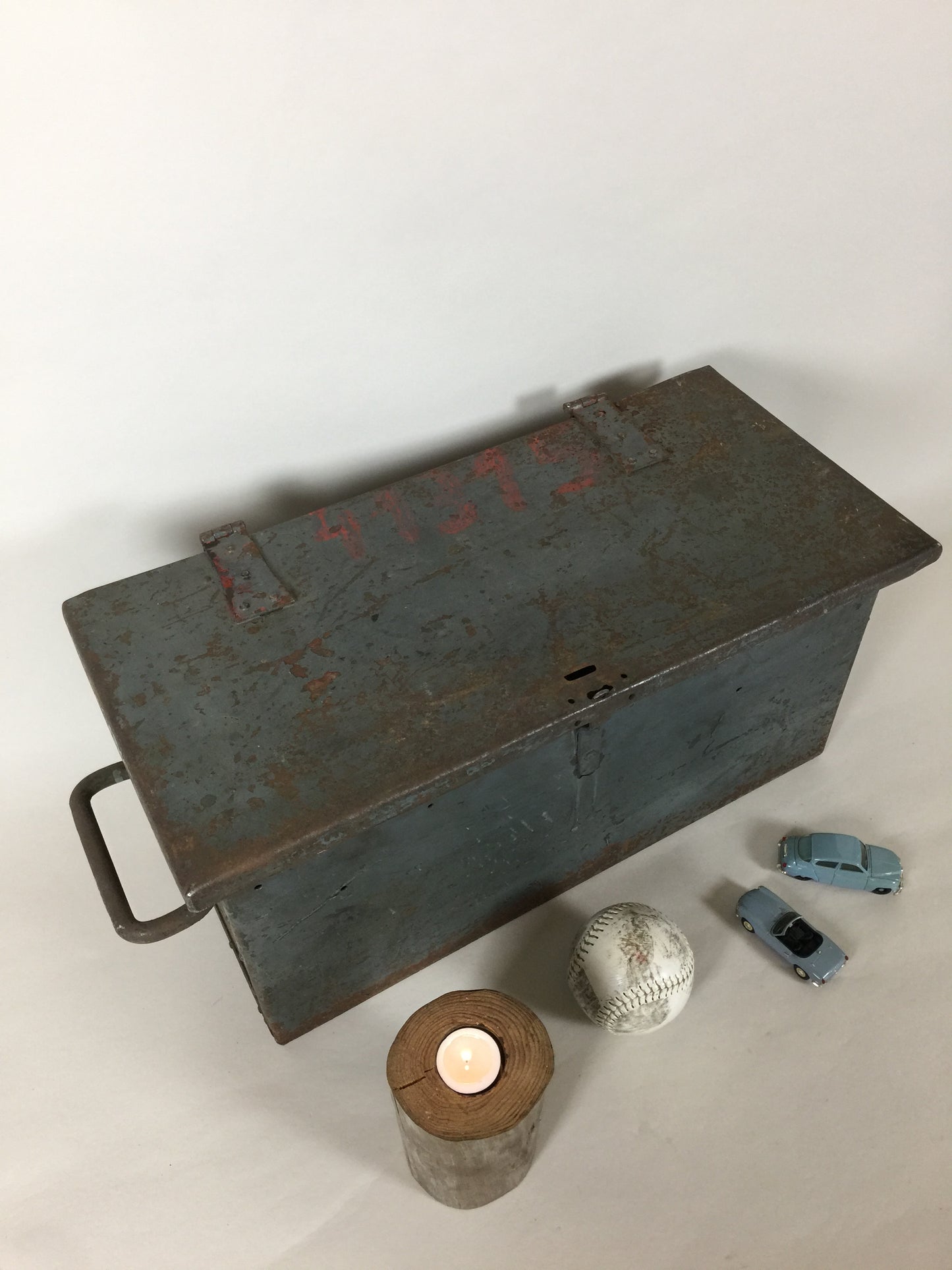 Fin gammel Metalkasse med sjove detaljer