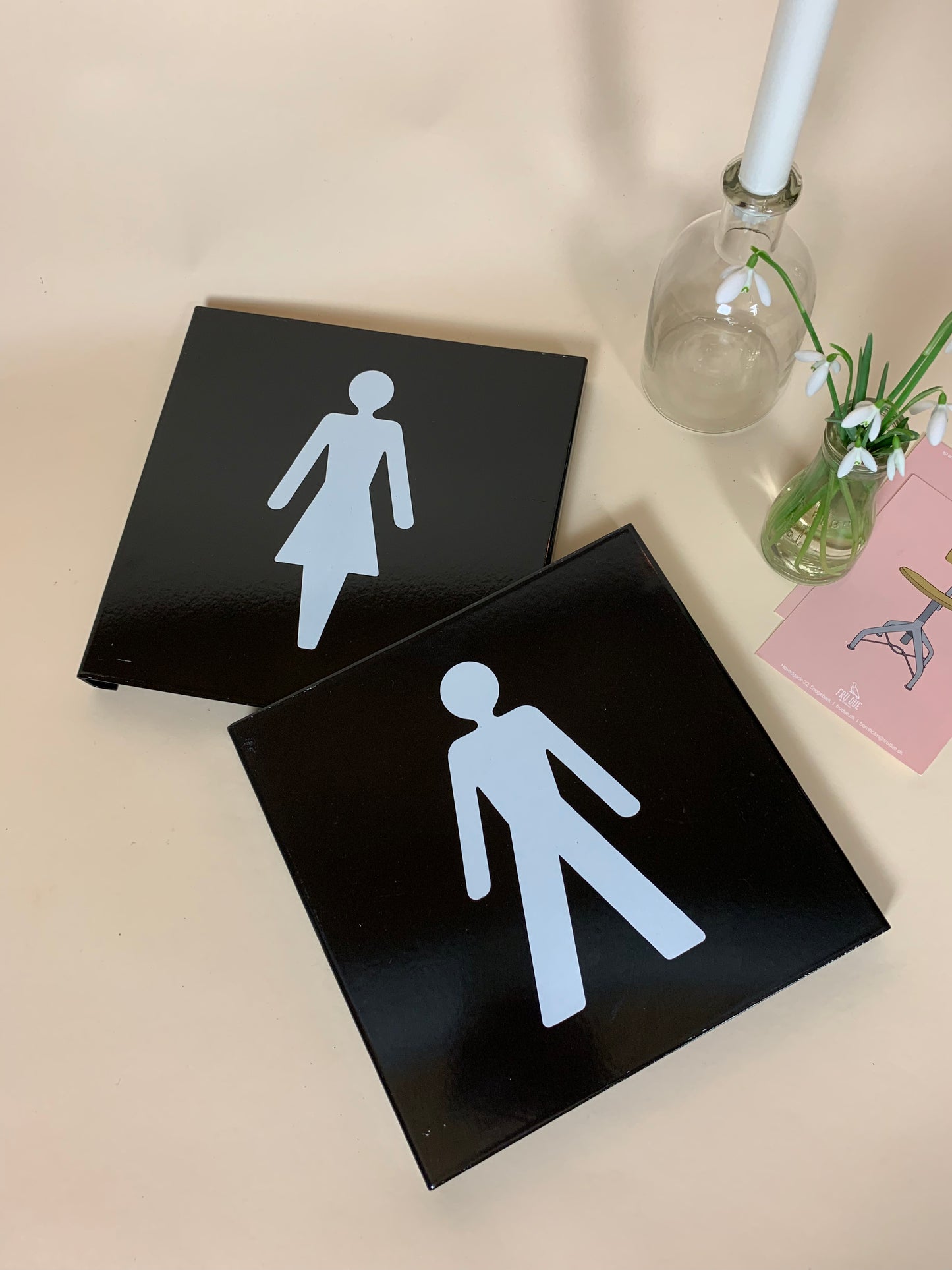 Sæt med skilte piktogrammer til henholdsvis damer og herrer