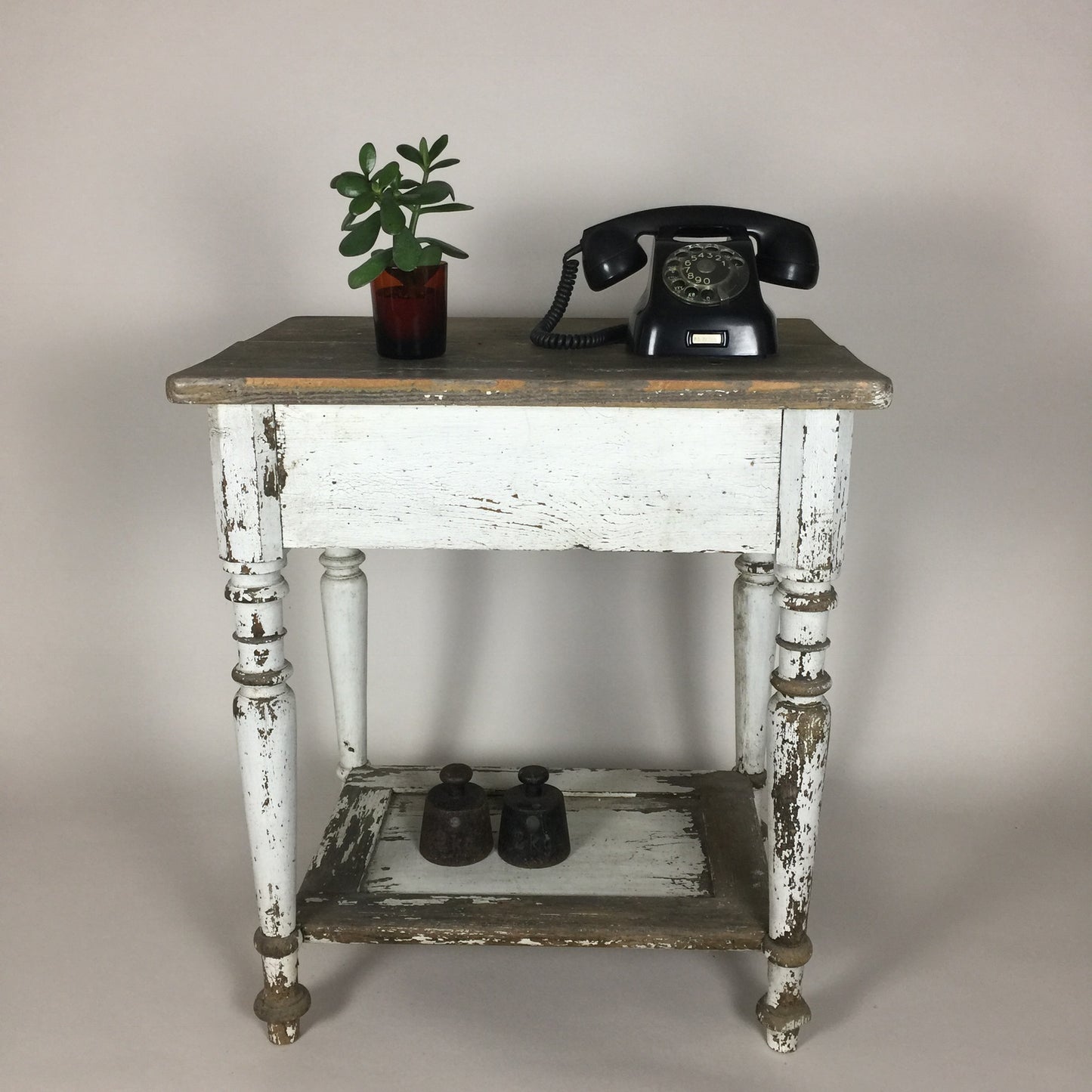 Lille bord med masser af patina
