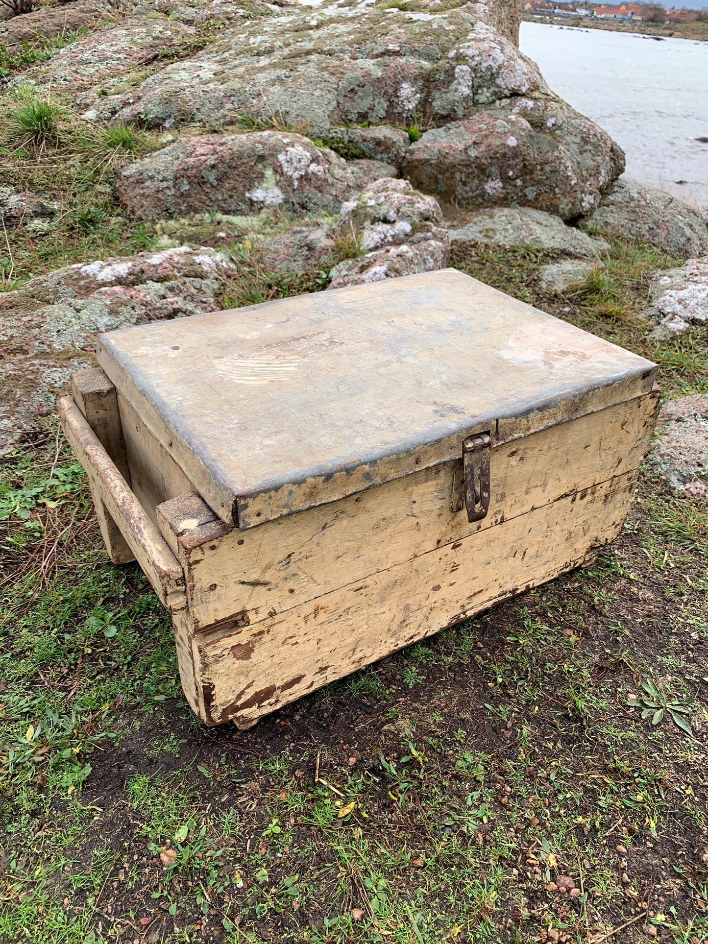 Værktøjskasse med metallåg og sjove detaljer